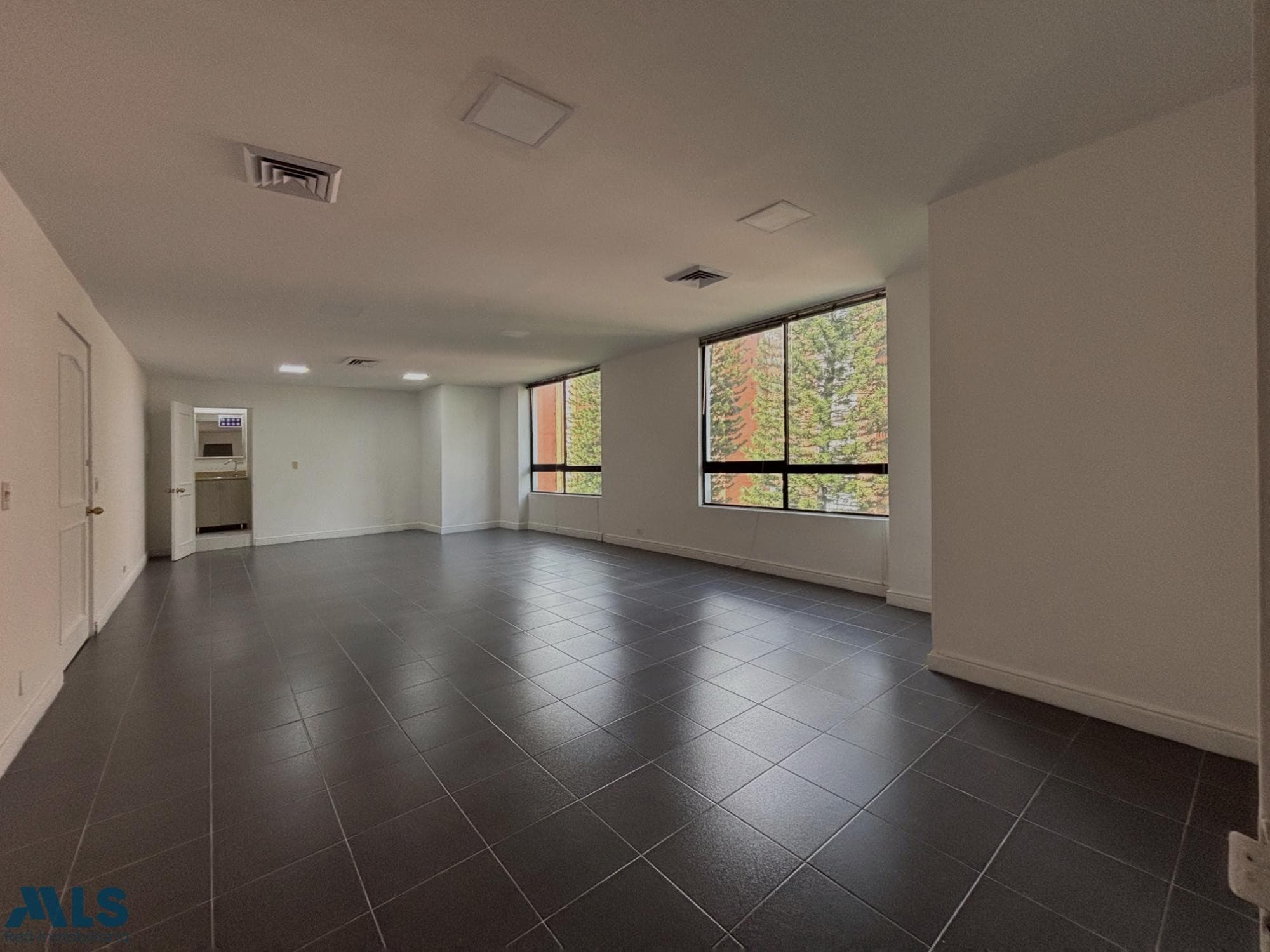 Oficina en venta en La Aguacatala, Poblado, Medellín — foto 1 de 8