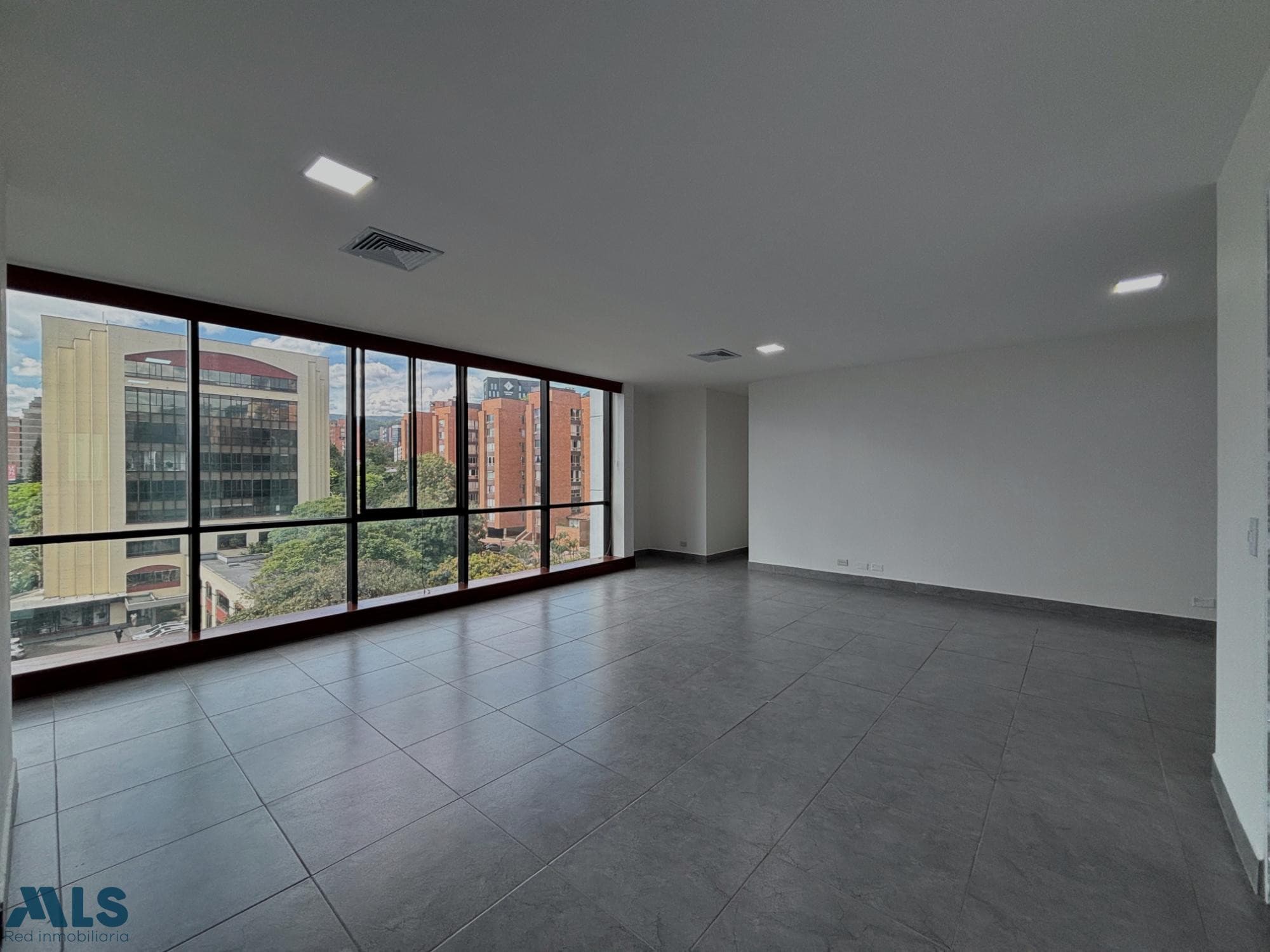 Oficina en venta en La Aguacatala, Poblado, Medellín — foto 1 de 8