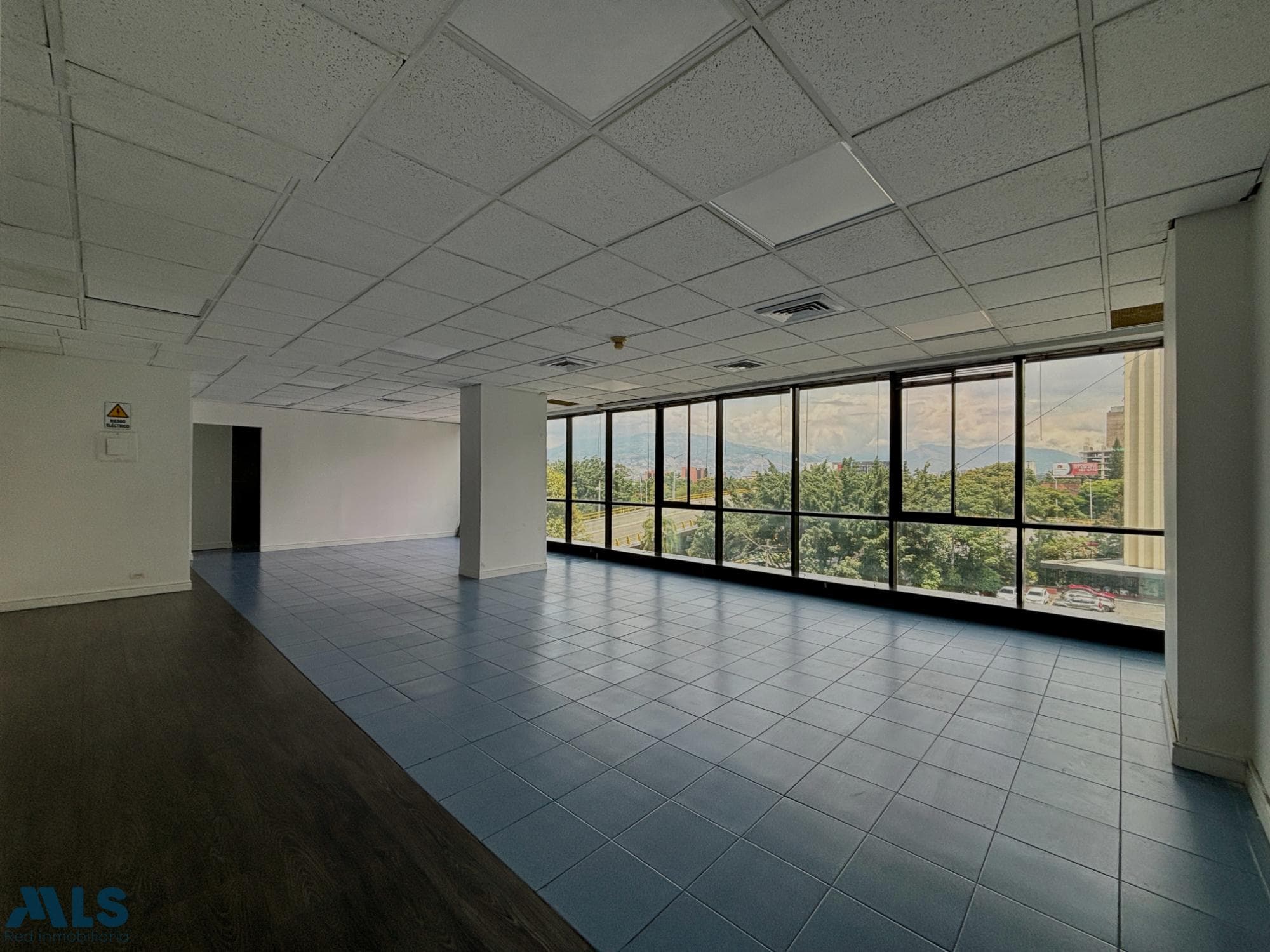 Oficina en venta en La Aguacatala, Poblado, Medellín — foto 1 de 10