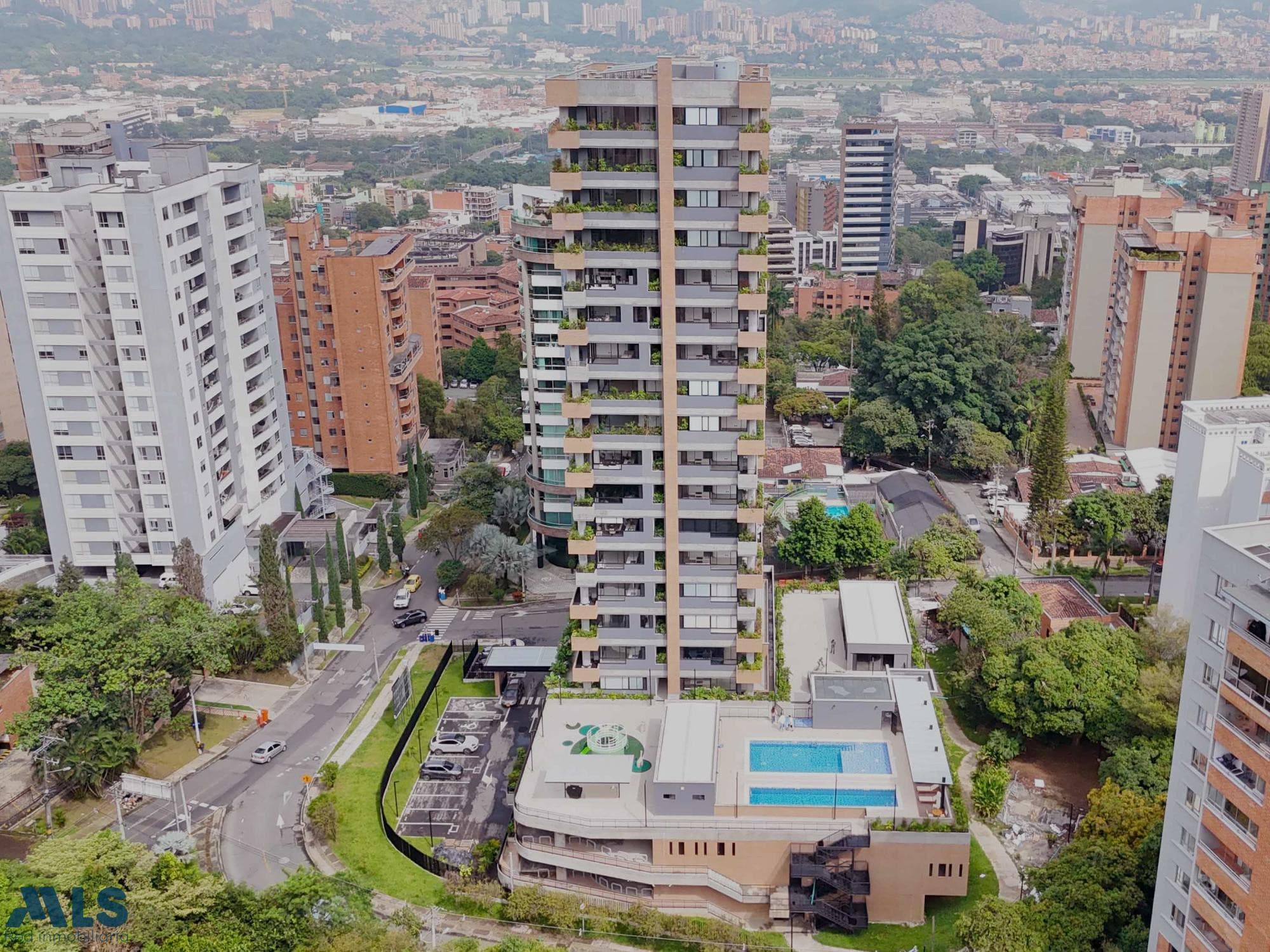 Apartamento en venta en Castropol, Poblado, Medellín — foto 1 de 35