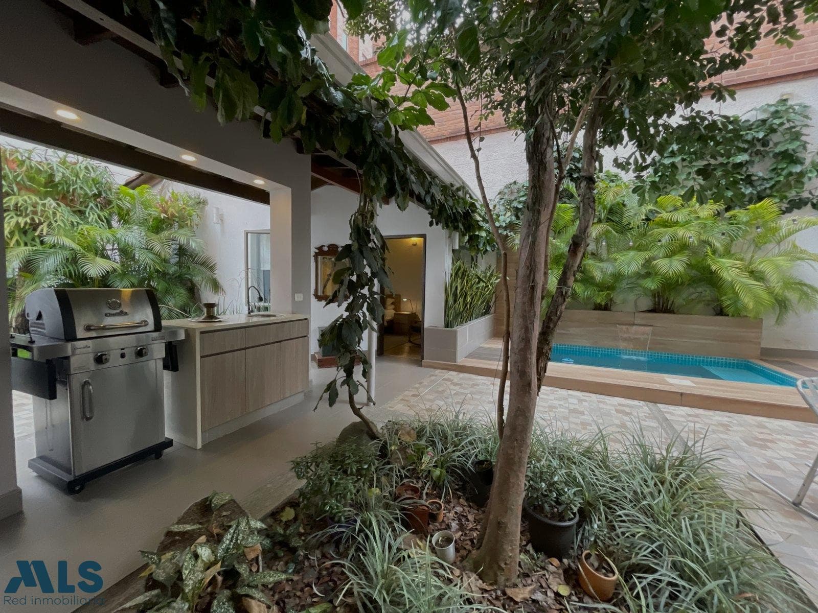 Casa en venta en Laureles, Medellín — foto 1 de 24