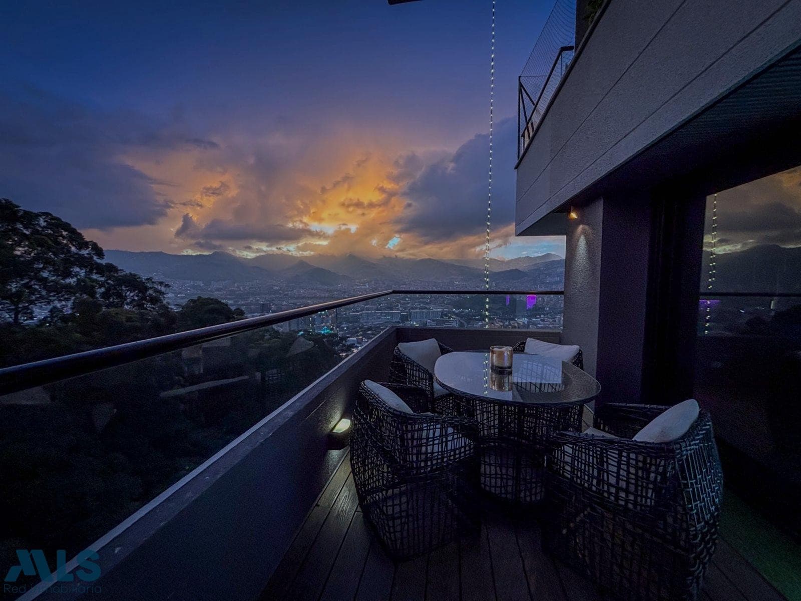 Apartamento en venta en 2, Poblado, Medellín — foto 1 de 40