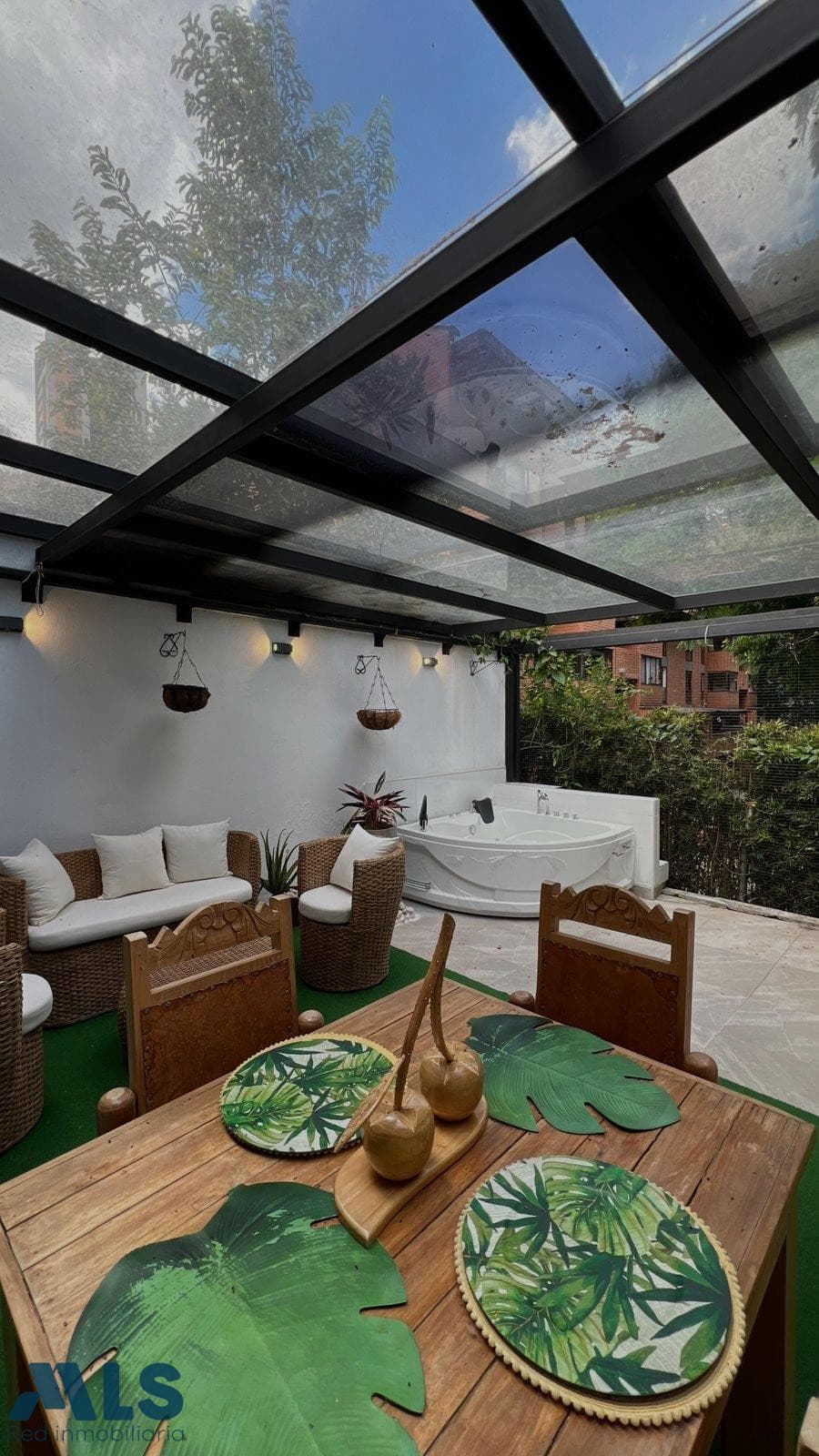 Casa en venta en Poblado, Medellín — foto 1 de 37