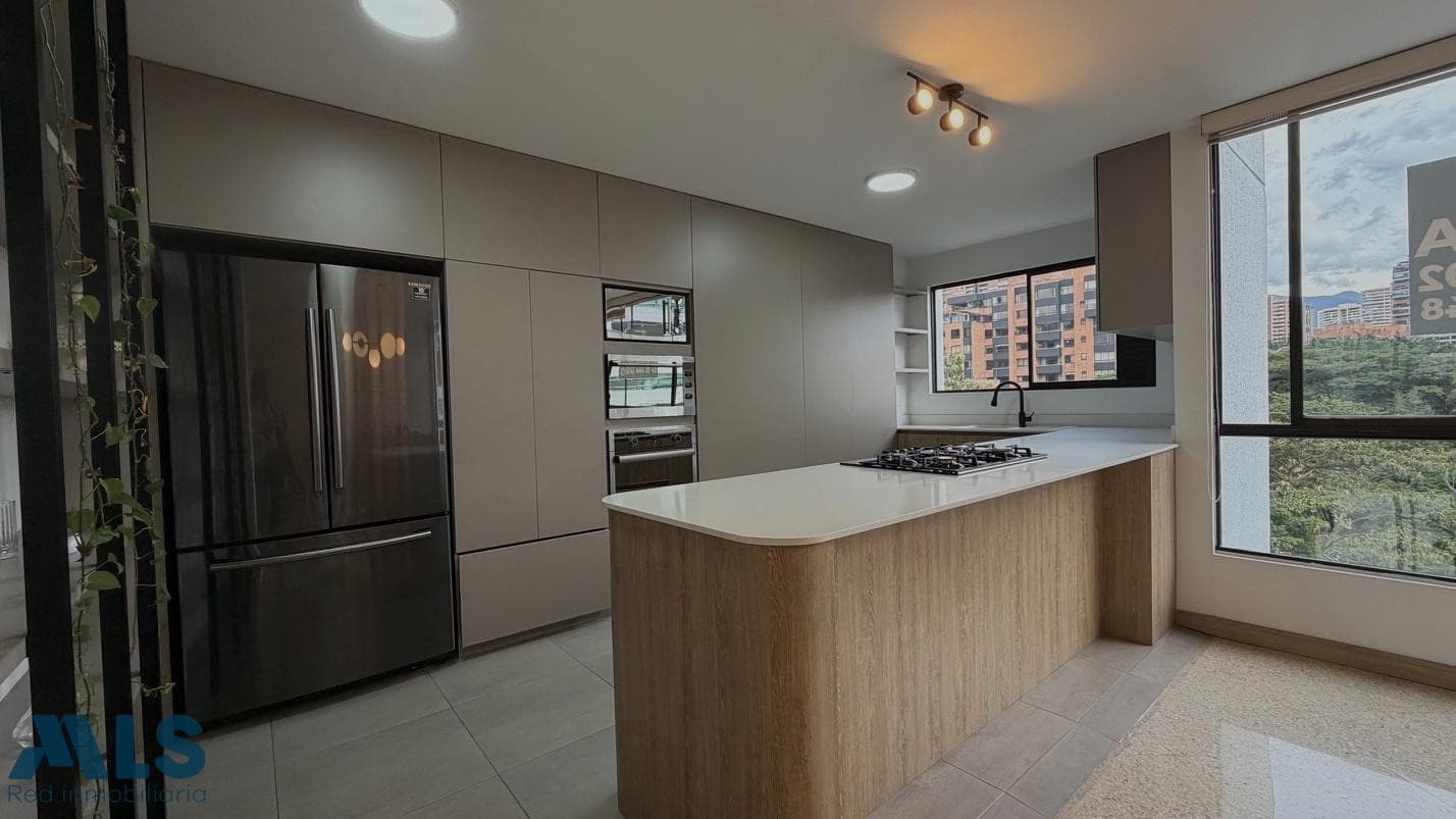 Apartamento en venta en La Florida, Poblado, Medellín — foto 1 de 18