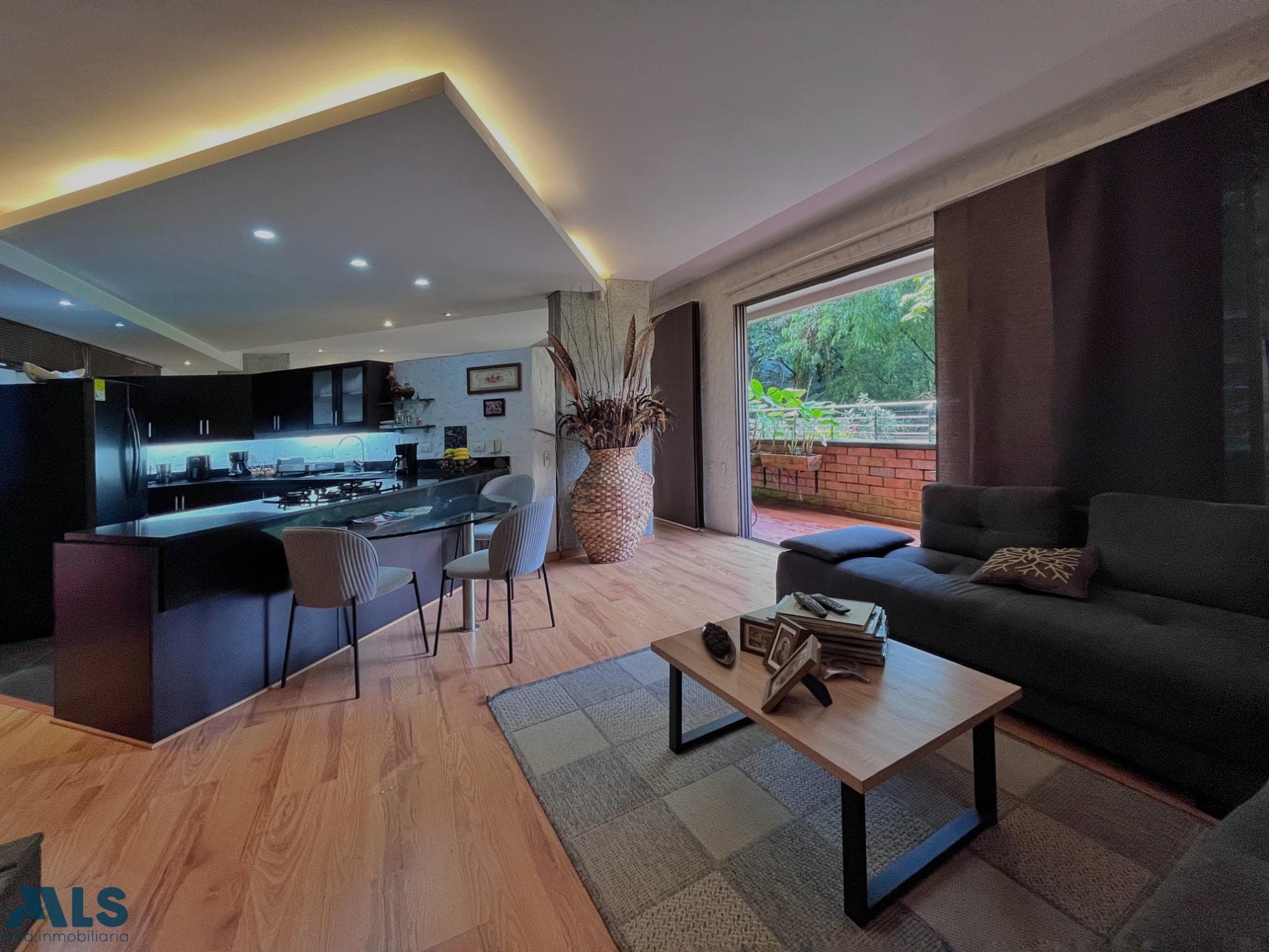Apartamento en venta en Loma Del Encierro, Poblado, Medellín — foto 1 de 13