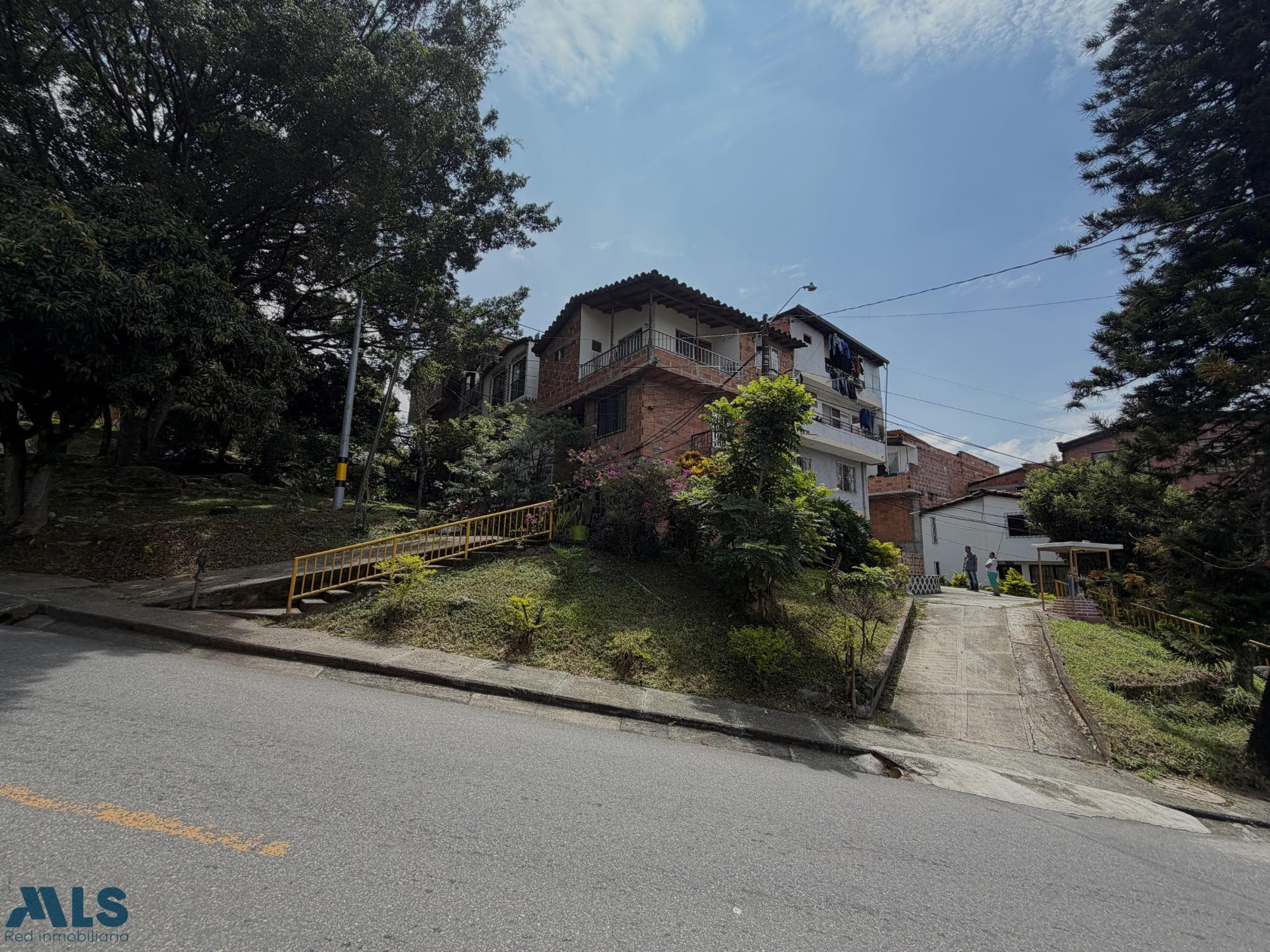 Casa en venta en Villa Flora, Occidente, Medellín — foto 1 de 27