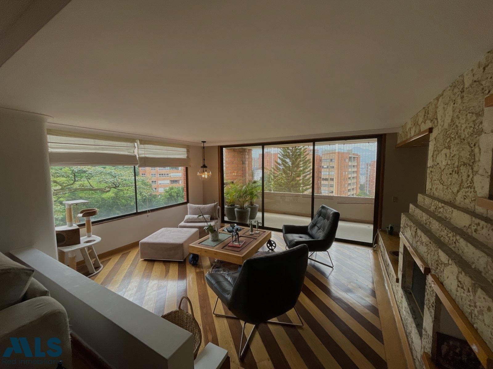 Apartamento en venta en Poblado, Medellín — foto 1 de 23