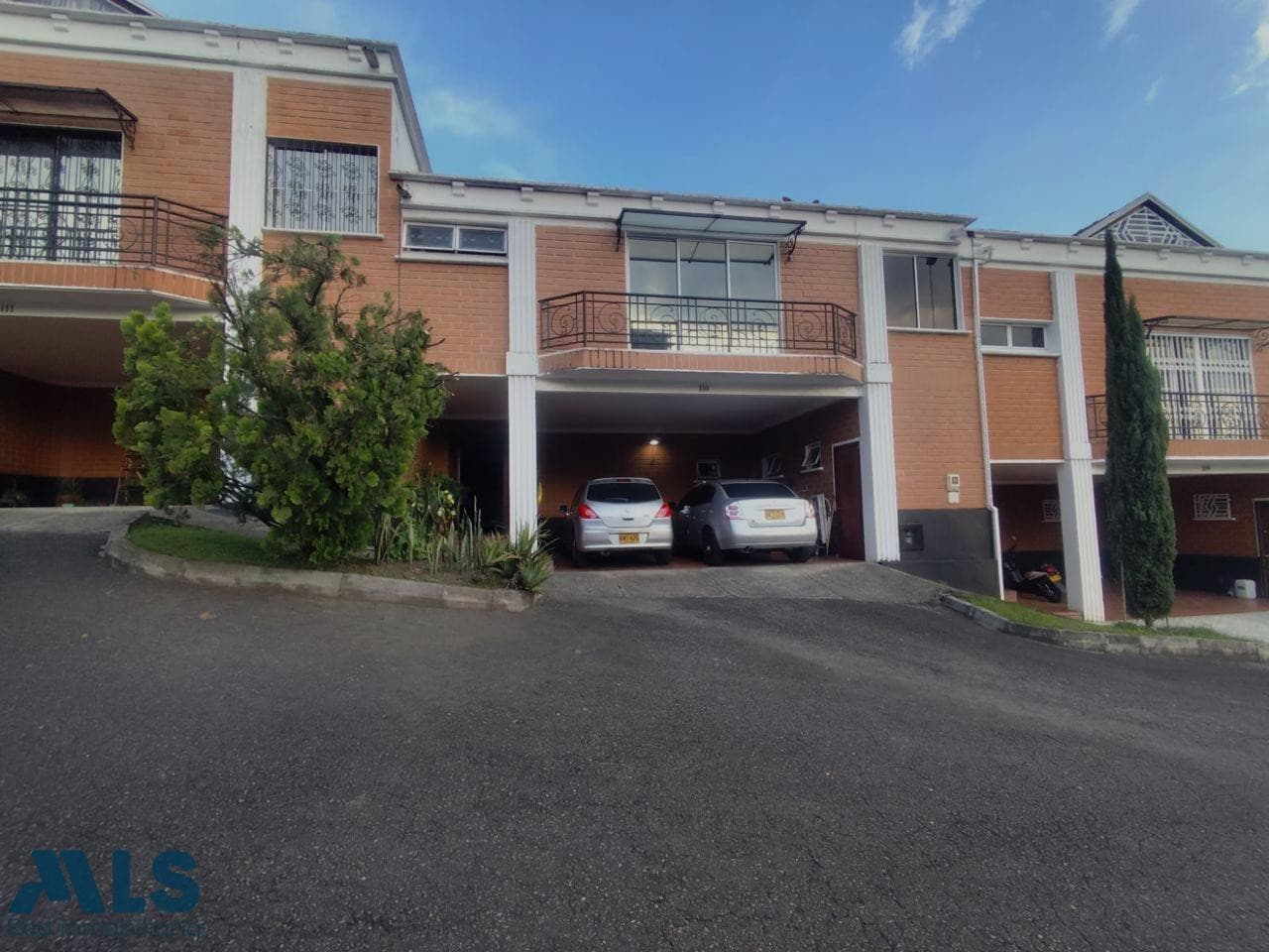 Casa en venta en Poblado, Medellín — foto 1 de 39