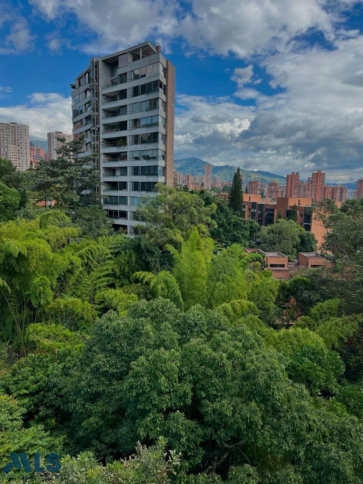 Apartamento en venta en Altos Del, Poblado, Medellín — foto 1 de 30