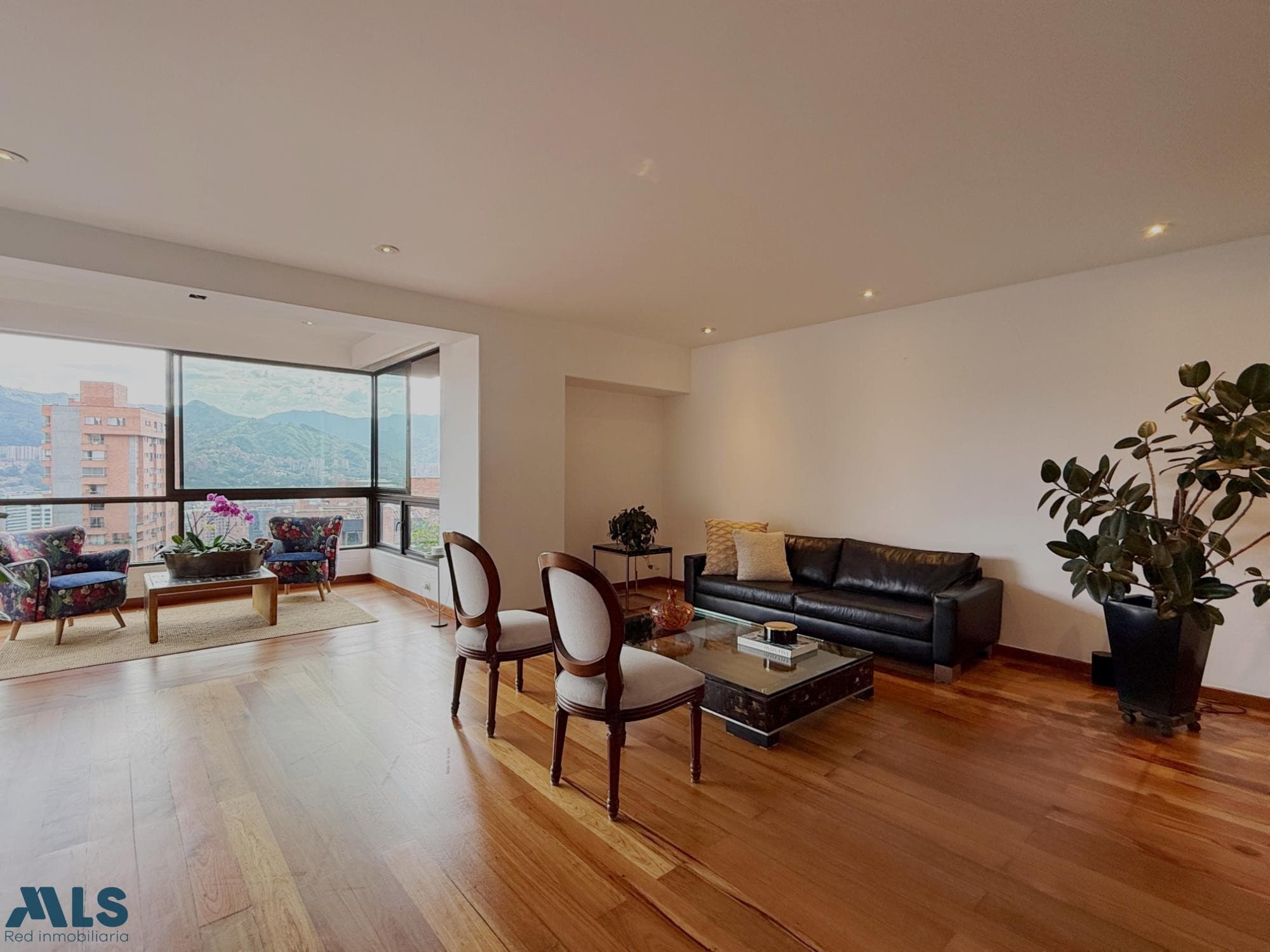 Apartamento en venta en La Tomatera, Poblado, Medellín — foto 1 de 28