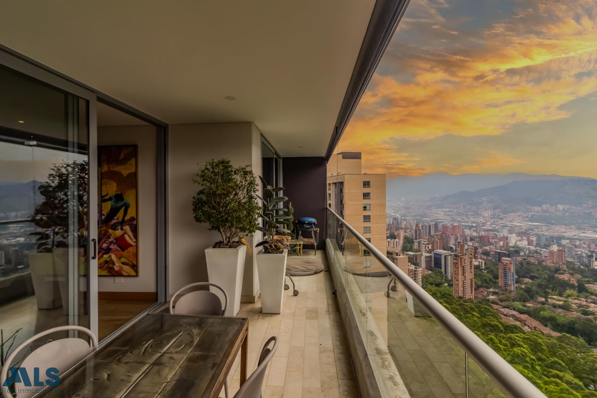 Apartamento en venta en Loma Cola Del Zorro, Poblado, Medellín — foto 1 de 32