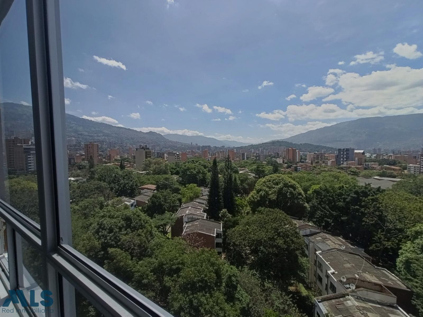 Consultorio en venta en Los Pinos, Occidente, Medellín — foto 1 de 11