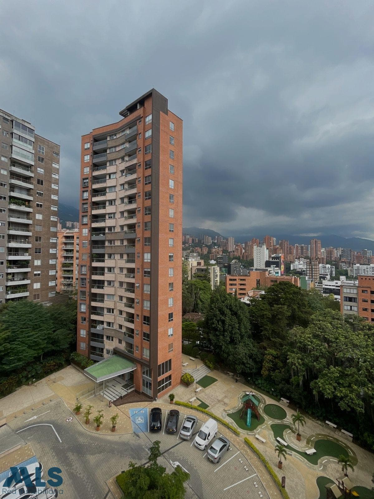 Apartamento en venta en Lalinde, Poblado, Medellín — foto 1 de 15