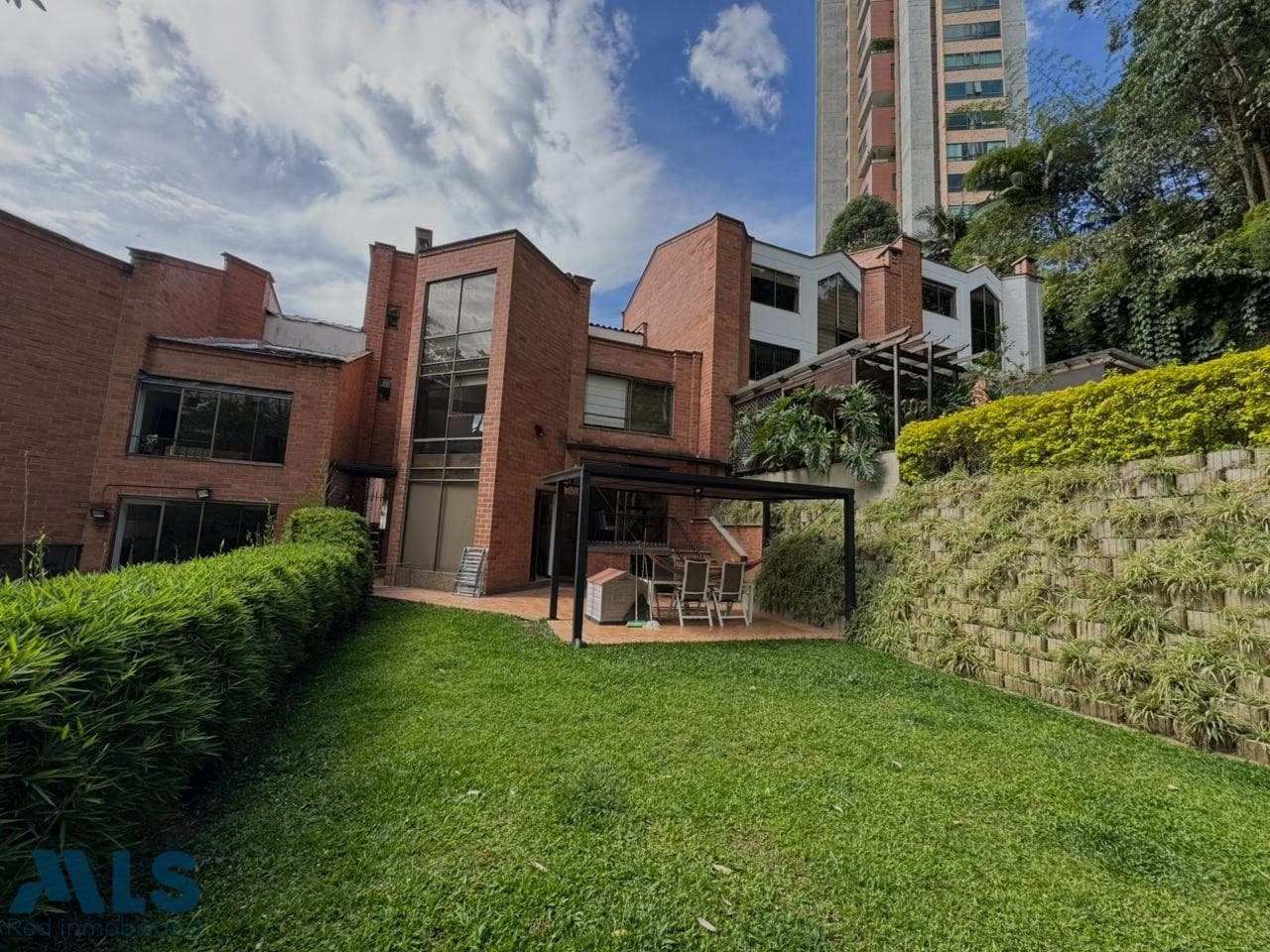 Casa en venta en Poblado, Medellín — foto 1 de 13