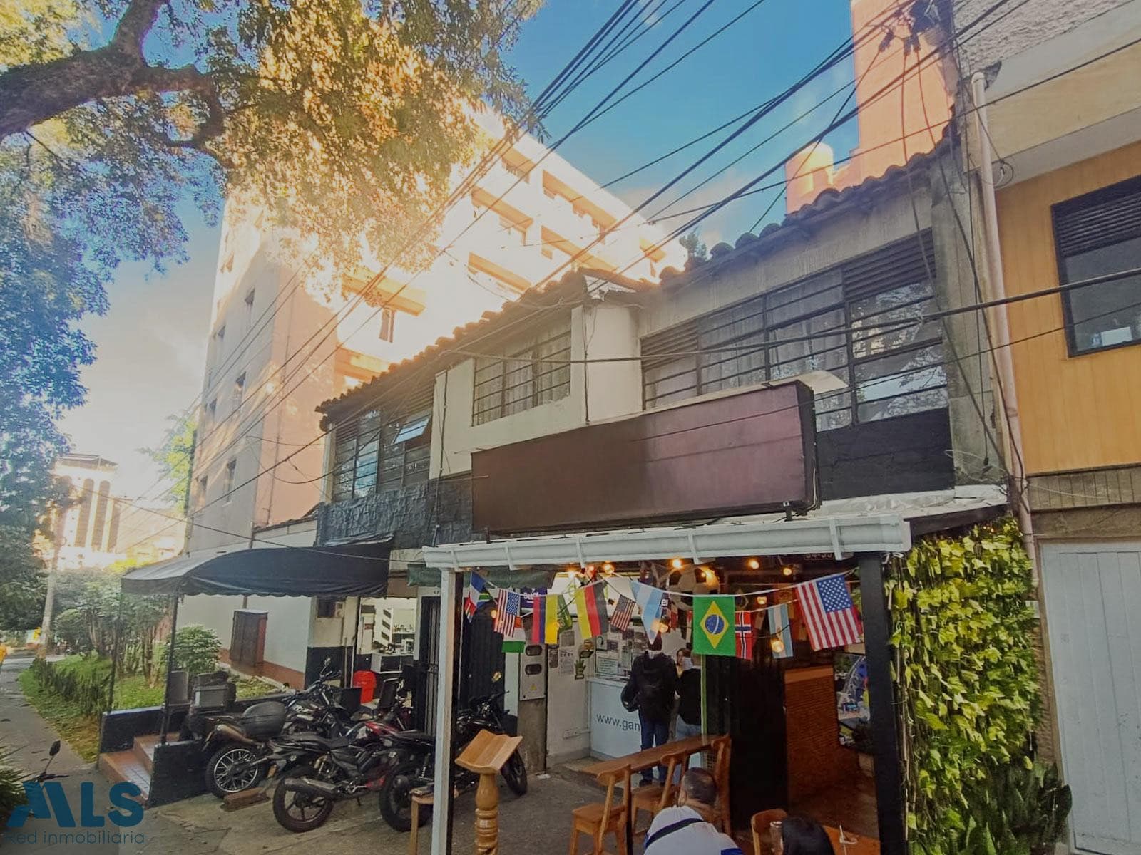 Casa en venta en Santa Teresita, Laureles, Medellín — foto 1 de 9
