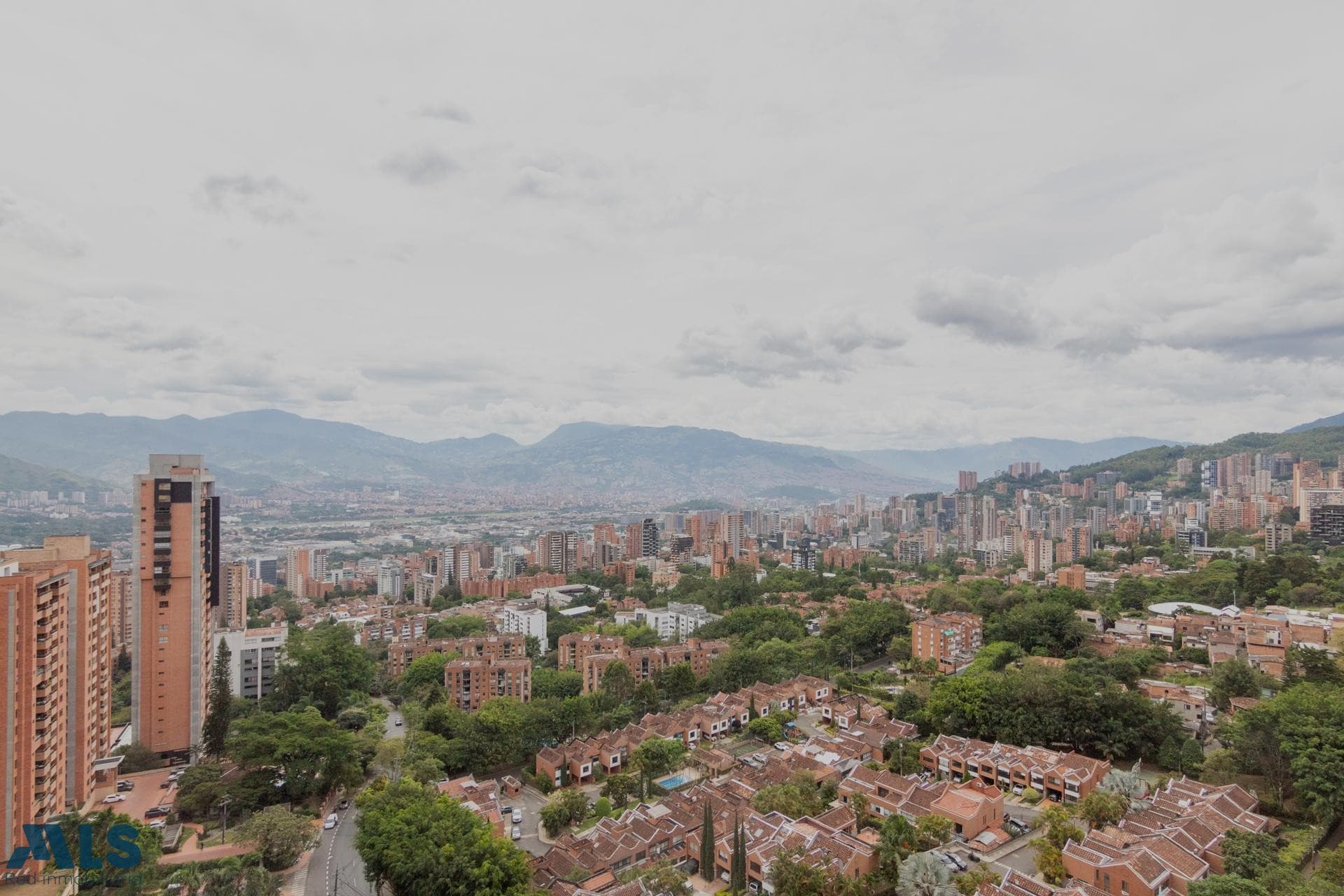 Apartamento en venta en Linares, Poblado, Medellín — foto 1 de 19