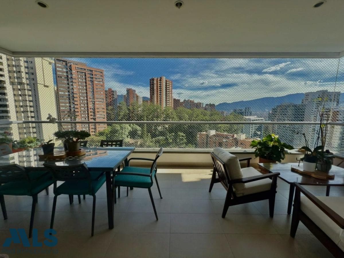 Apartamento en venta en Loma Los Gonzalez, Poblado, Medellín — foto 1 de 18