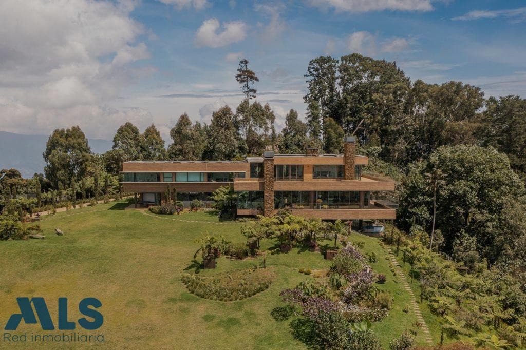Casa en venta en Alto De Las Palmas, Poblado, Medellín — foto 1 de 17