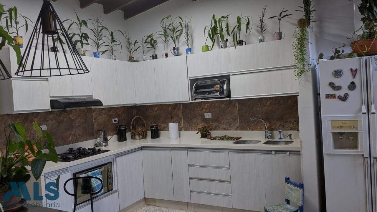 Casa en venta en La Castellana, Laureles, Medellín — foto 1 de 14