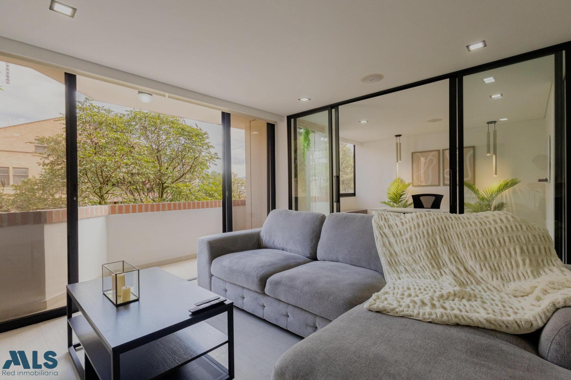 Apartamento en venta en Las Lomas Nº 2, Poblado, Medellín — foto 1 de 28