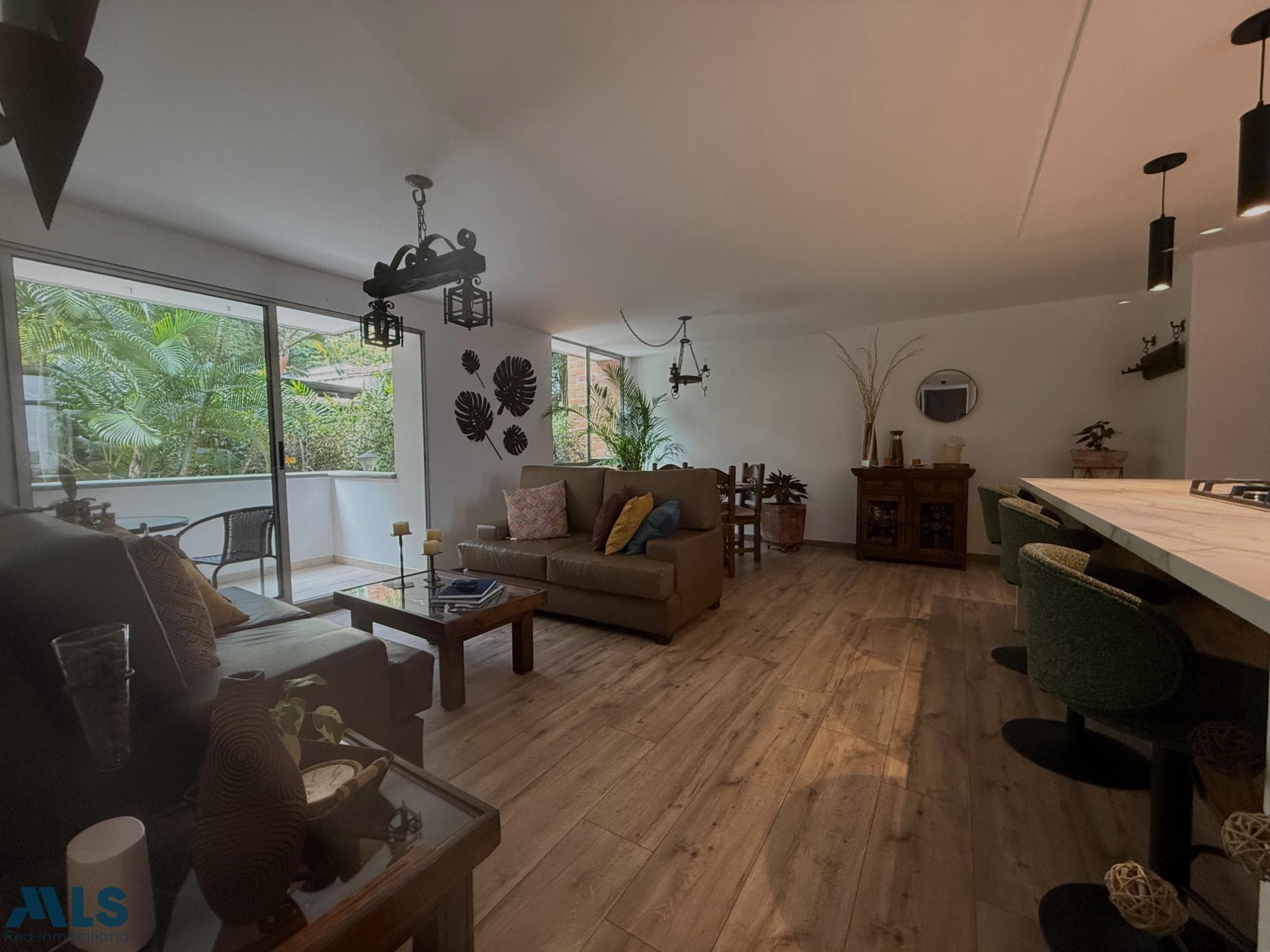 Apartamento en venta en La Frontera, Poblado, Medellín — foto 1 de 17