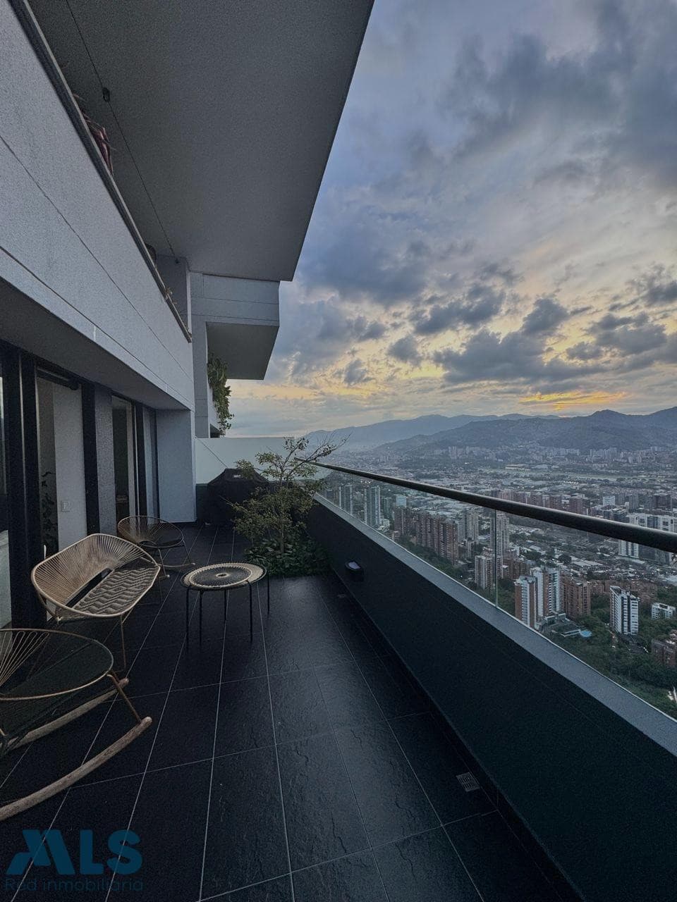 Apartamento en venta en Las Palmas, Poblado, Medellín — foto 1 de 27