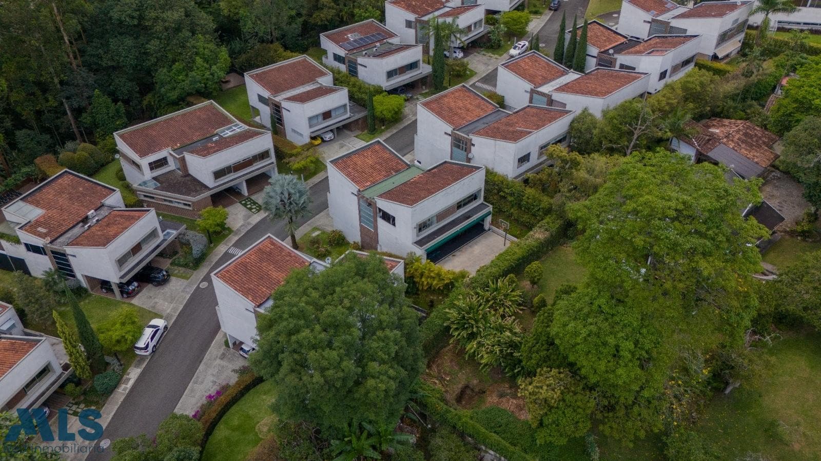 Casa en venta en San Lucas, Poblado, Medellín — foto 1 de 25
