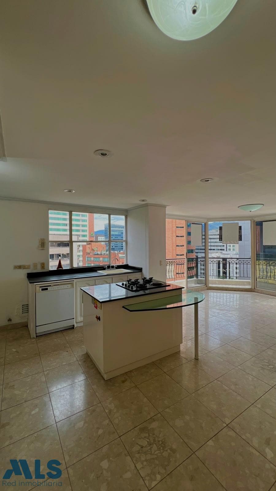 Apartamento en venta en Poblado, Medellín — foto 1 de 32