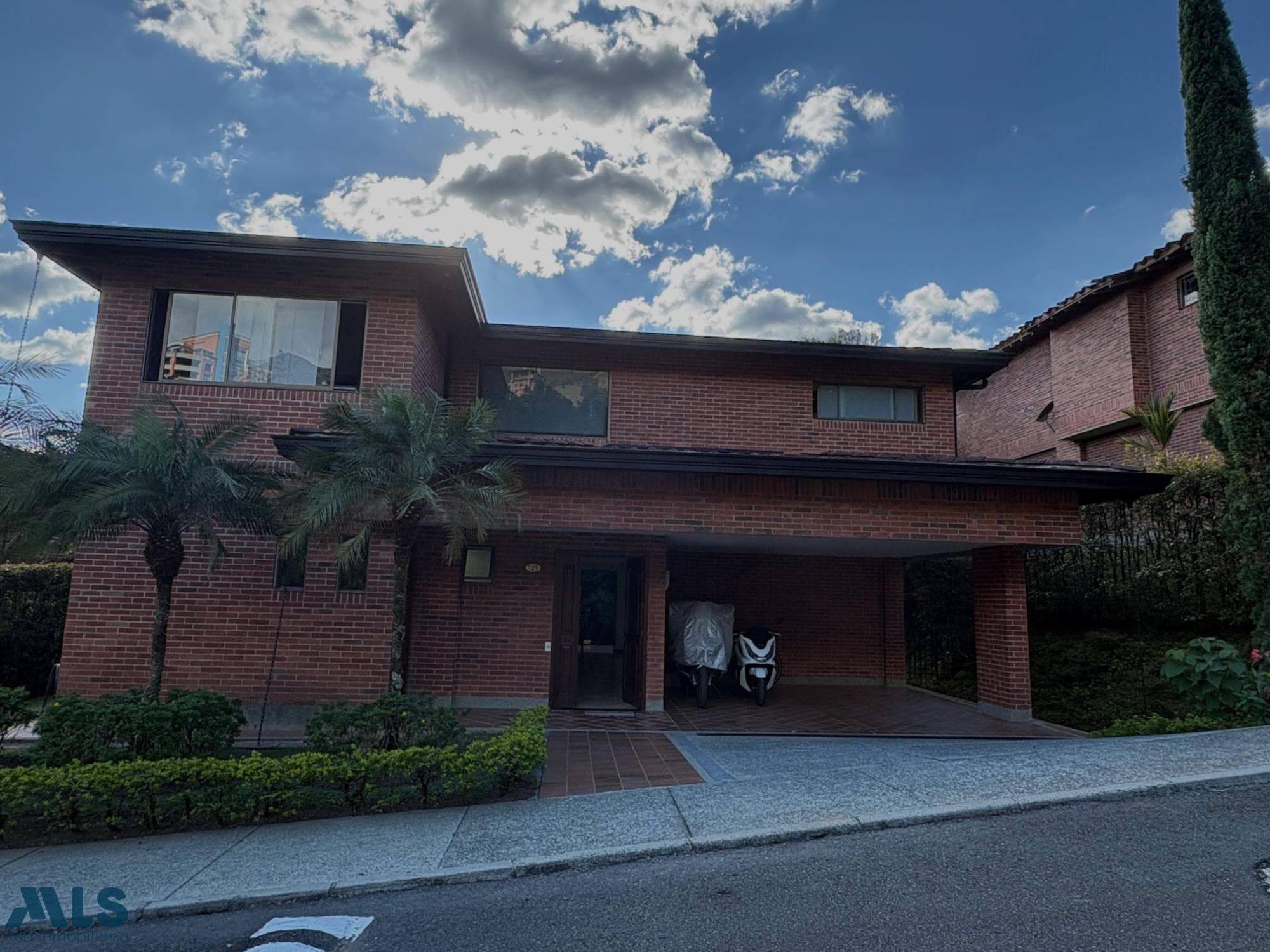 Casa en venta en Altos Del, Poblado, Medellín — foto 1 de 15