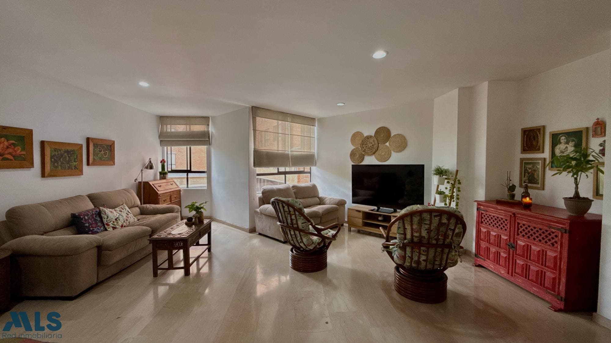 Apartamento en venta en La Calera, Poblado, Medellín — foto 1 de 15