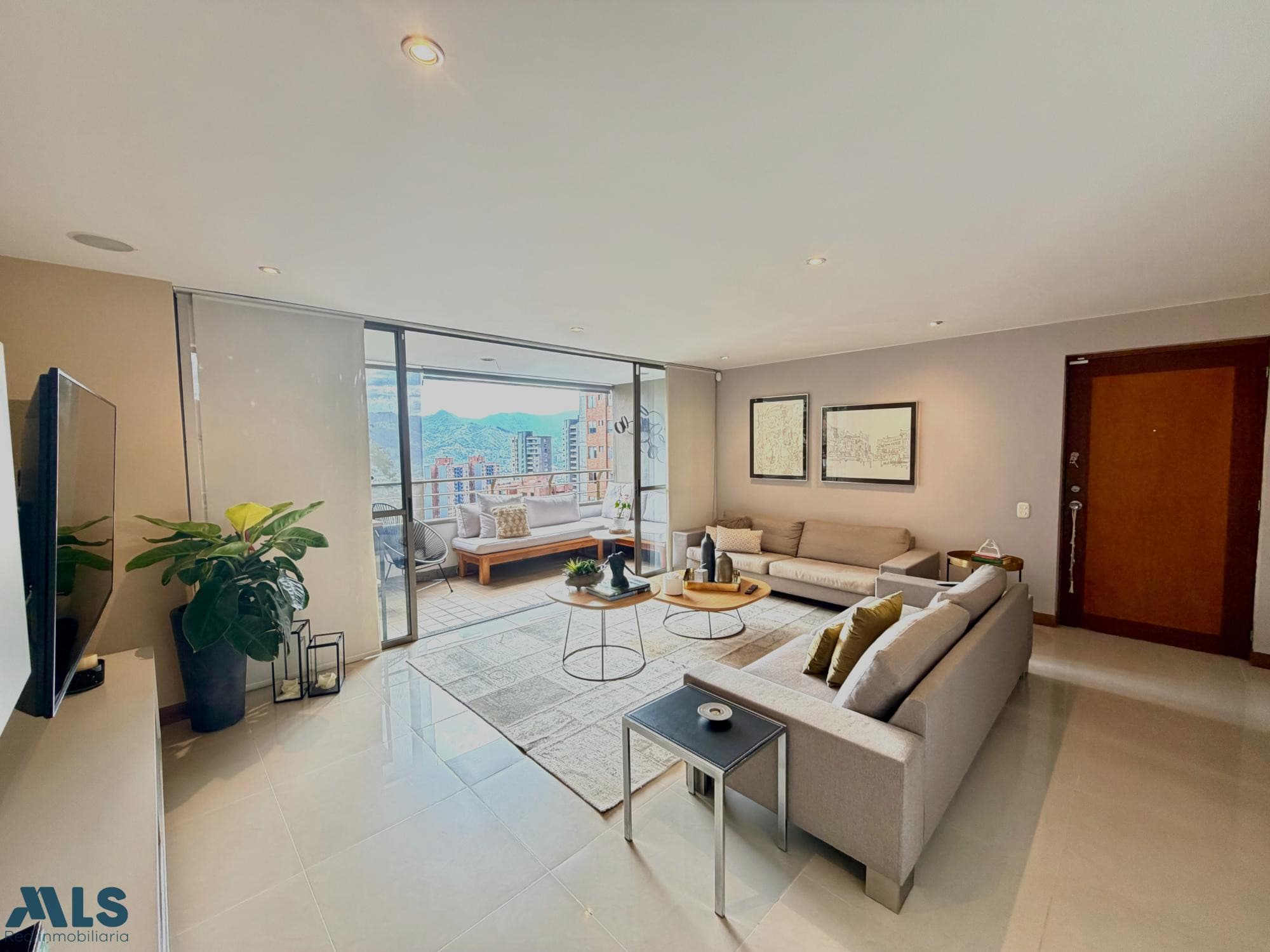 Apartamento en venta en Las Santas, Poblado, Medellín — foto 1 de 16