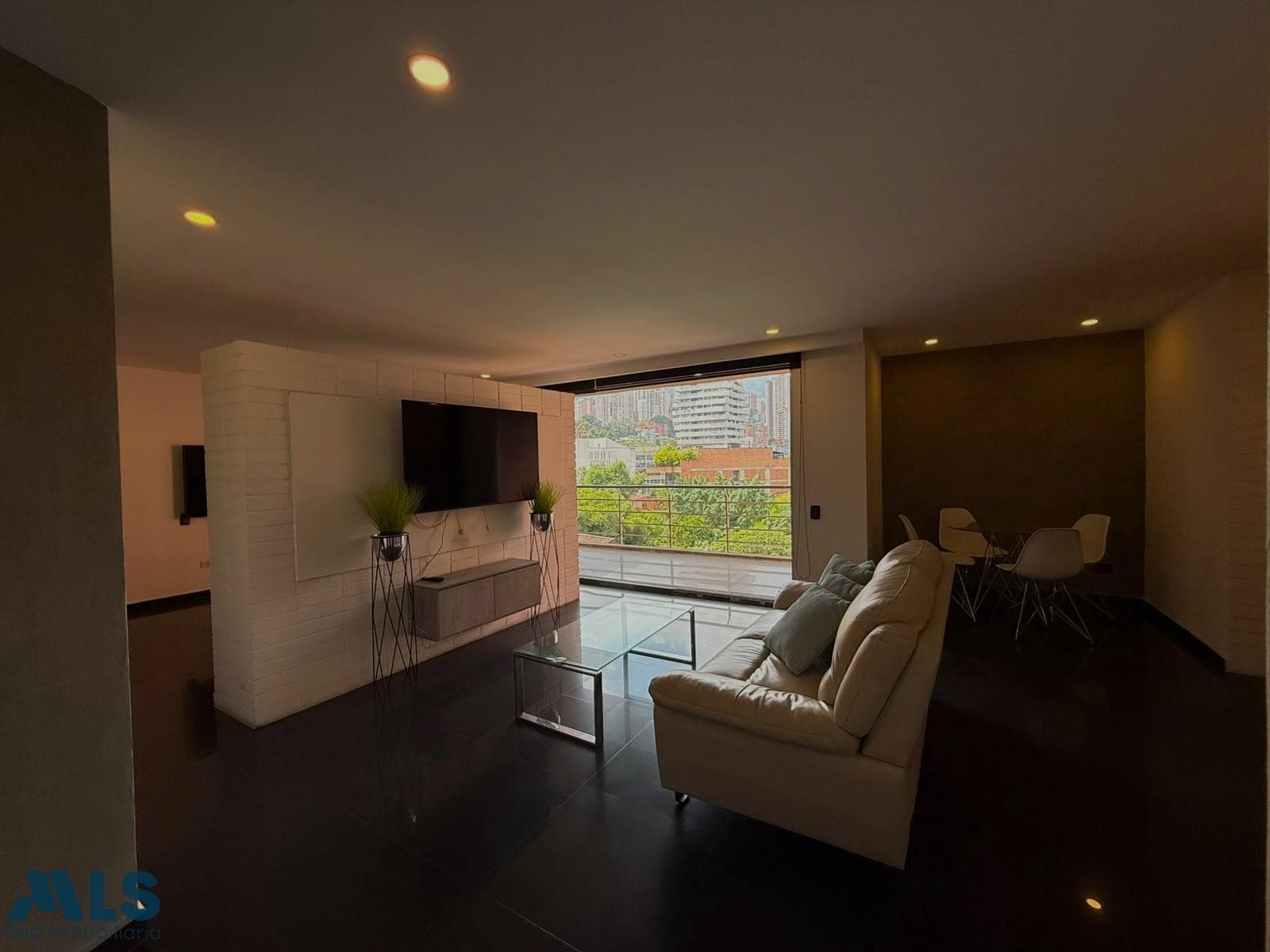 Apartamento en venta en Lalinde, Poblado, Medellín — foto 1 de 18