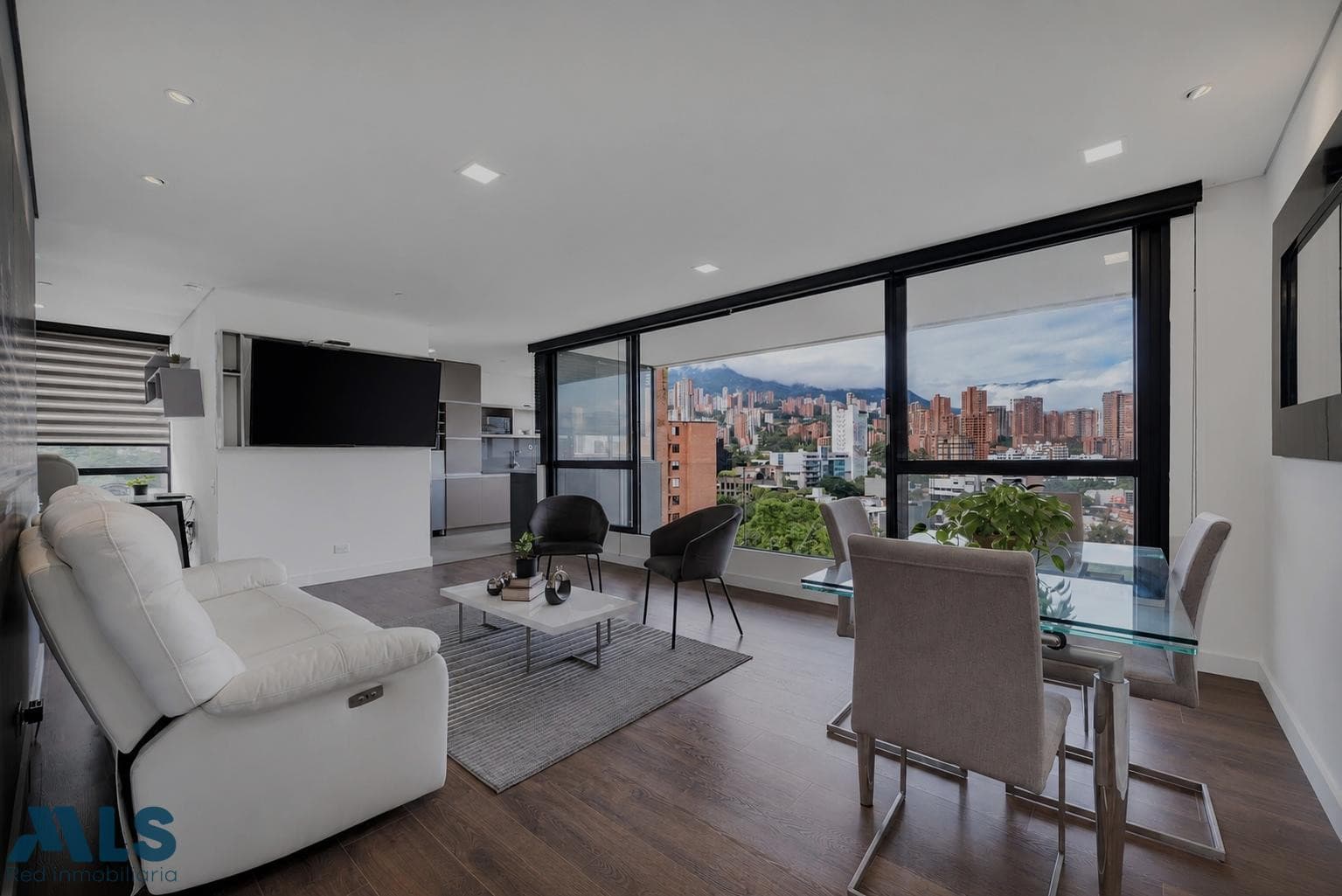 Apartamento en venta en Lalinde, Poblado, Medellín — foto 1 de 8