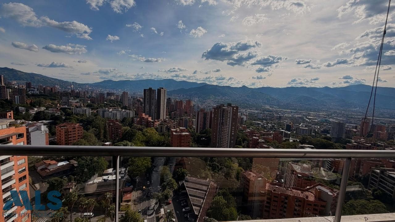 Apartamento en venta en Lalinde, Poblado, Medellín — foto 1 de 8