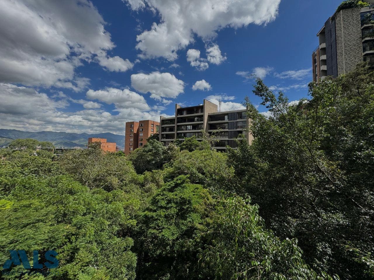 Apartamento en venta en Poblado, Medellín — foto 1 de 29