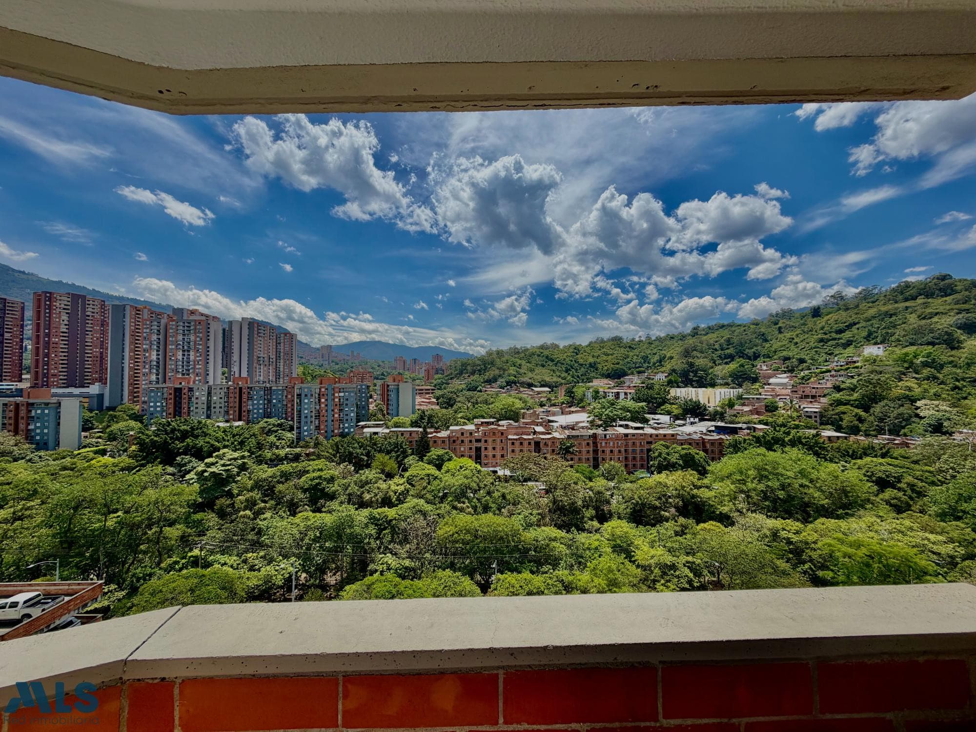 Apartamento en venta en Los Colores, Laureles, Medellín — foto 1 de 8