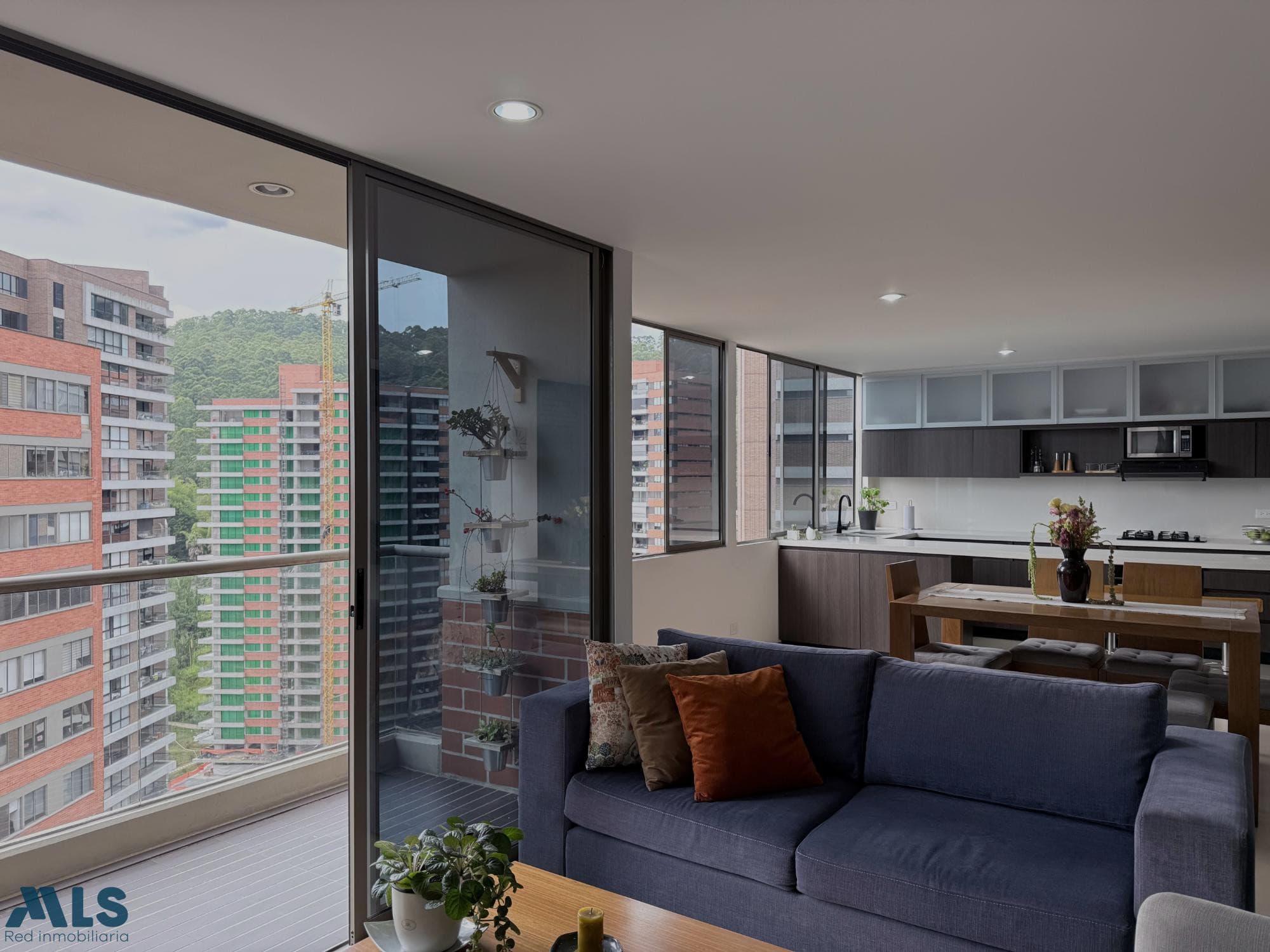 Apartamento en venta en Altos Del, Poblado, Medellín — foto 1 de 24