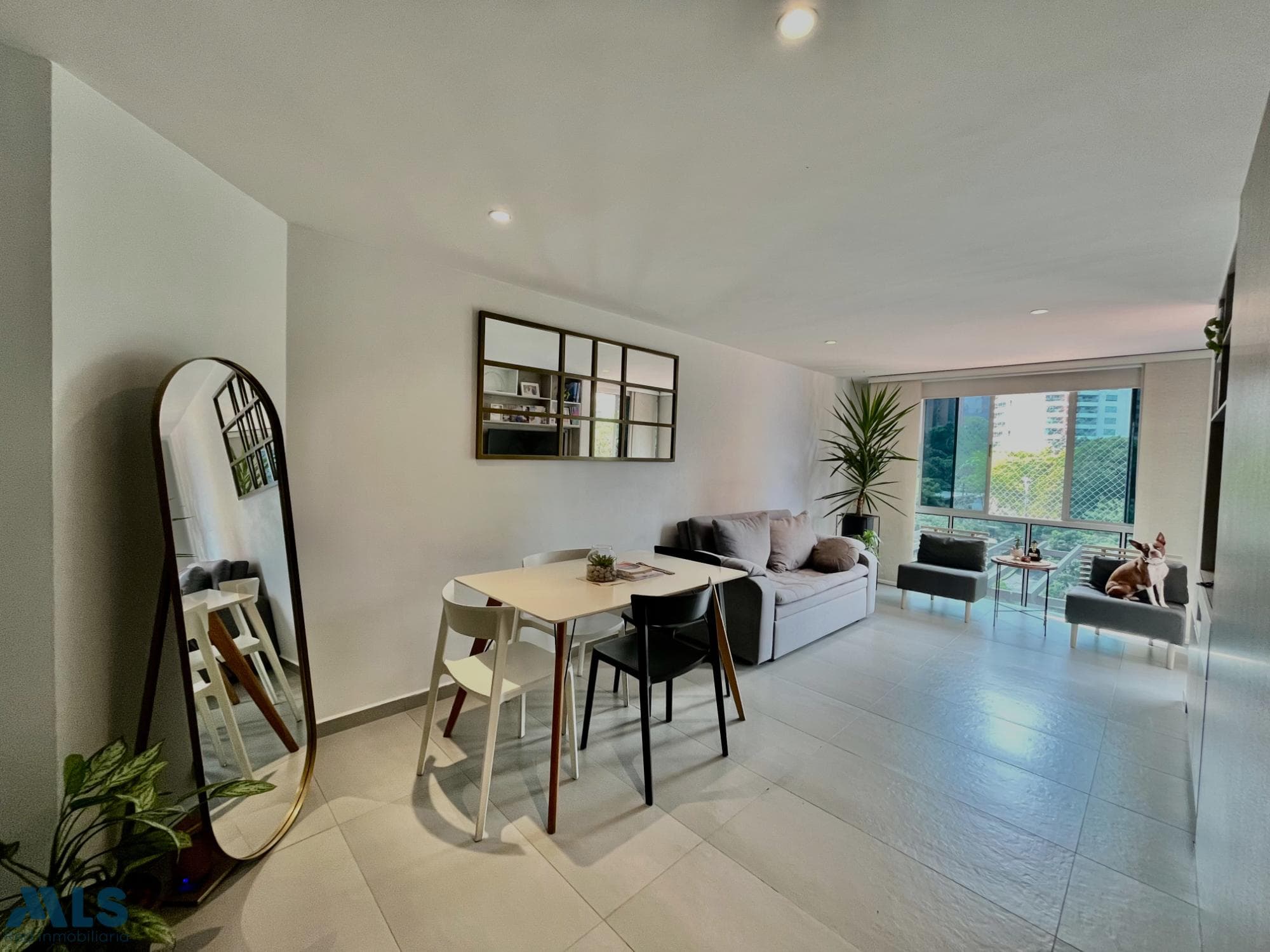 Apartamento en venta en La Aguacatala, Poblado, Medellín — foto 1 de 24