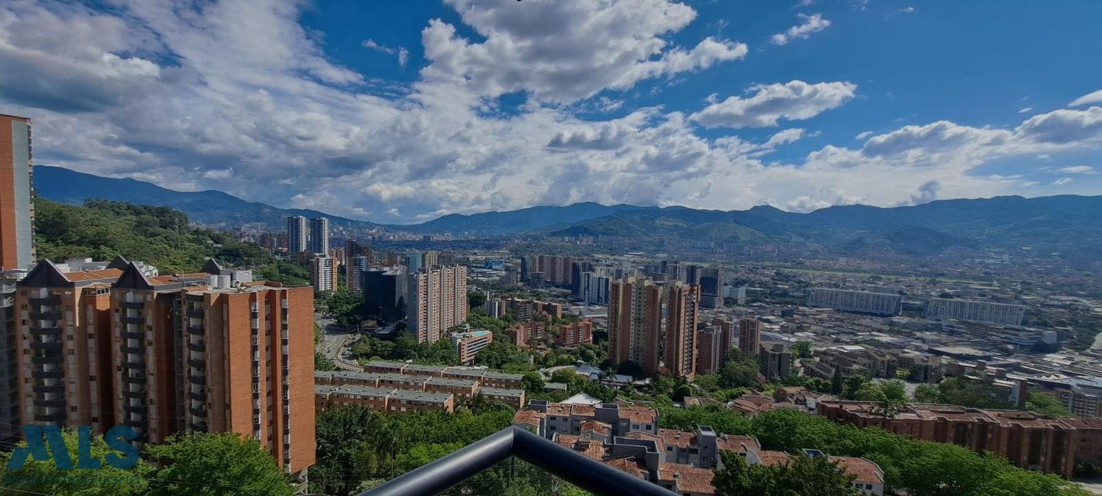 Apartamento en venta en Loma del Indio, Poblado, Medellín — foto 1 de 17