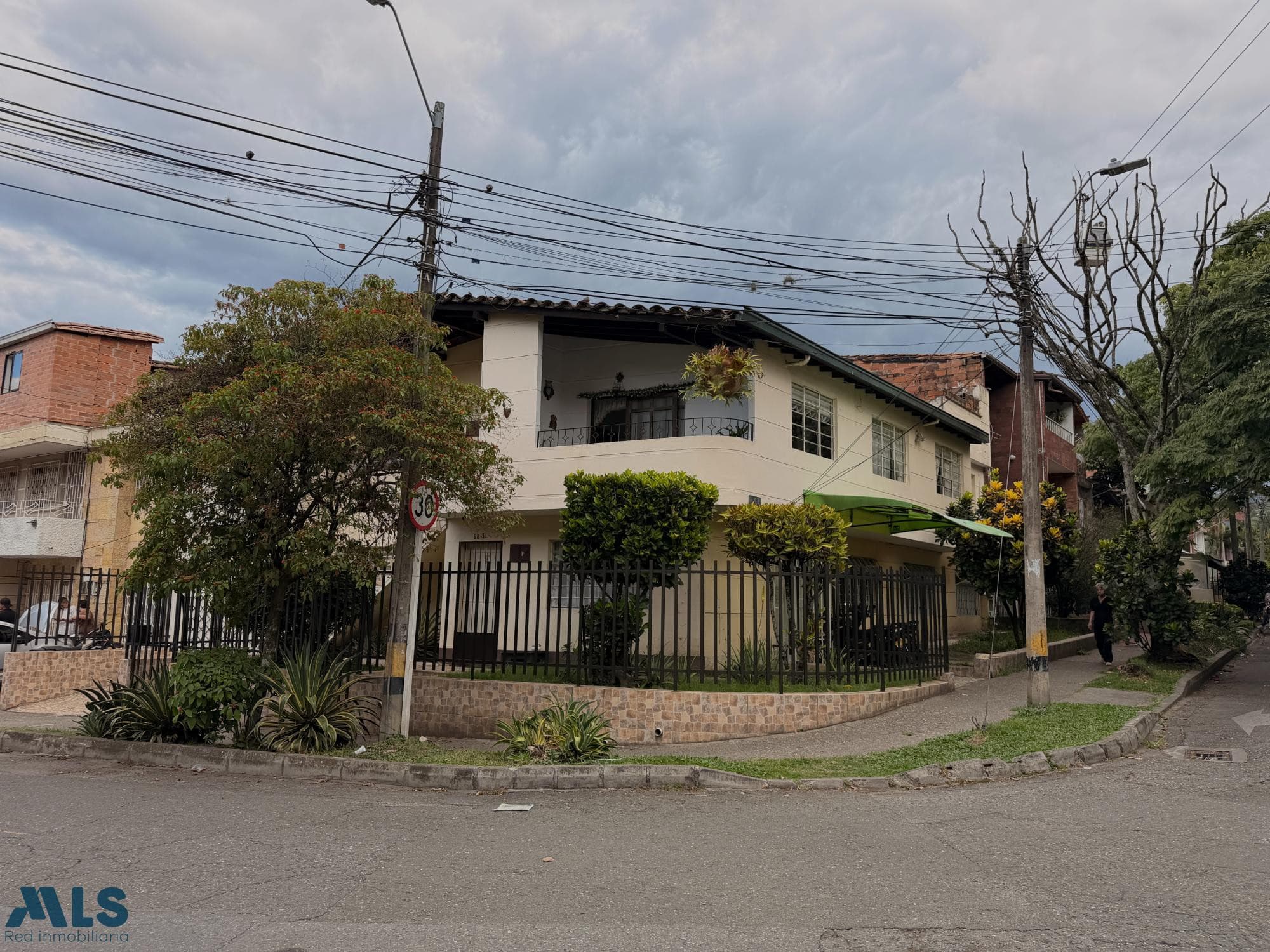 Casa en venta en San Javier Nº 2, Occidente, Medellín — foto 1 de 39
