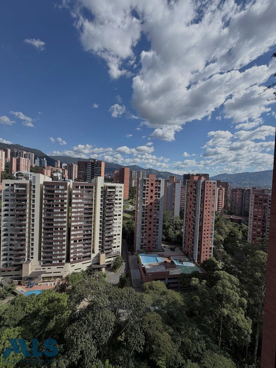 Apartamento en venta en Alejandría, Poblado, Medellín — foto 1 de 32