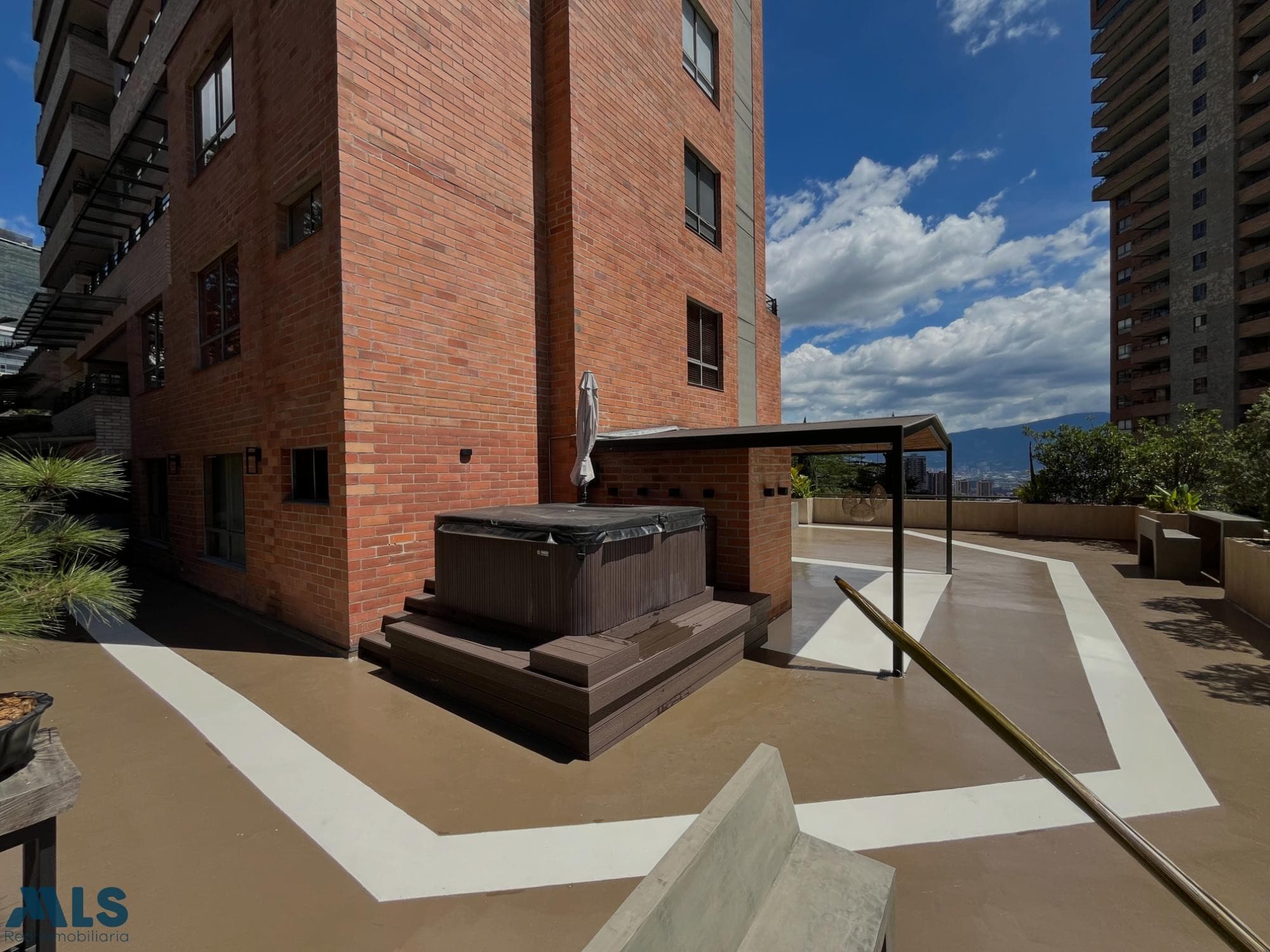 Apartamento en venta en El Tesoro, Poblado, Medellín — foto 1 de 28