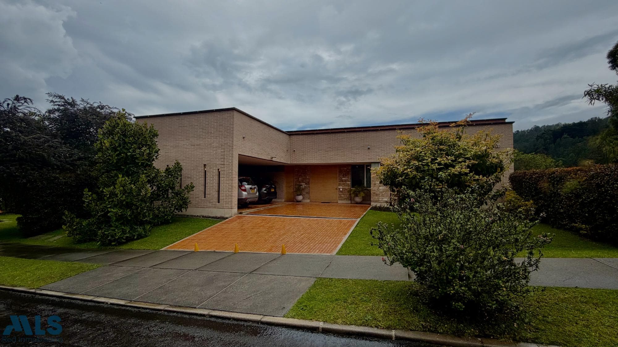 Casa en venta en Alto De Las Palmas, Poblado, Medellín — foto 1 de 21