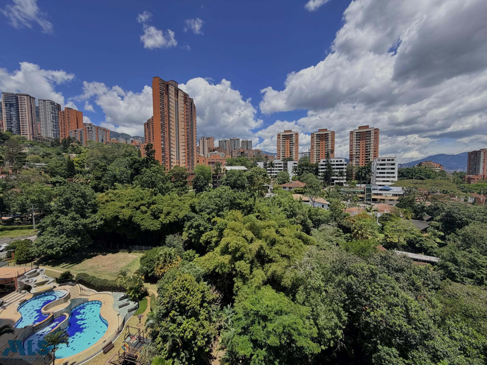 Apartamento en venta en El Poblado, Medellín — foto 1 de 42