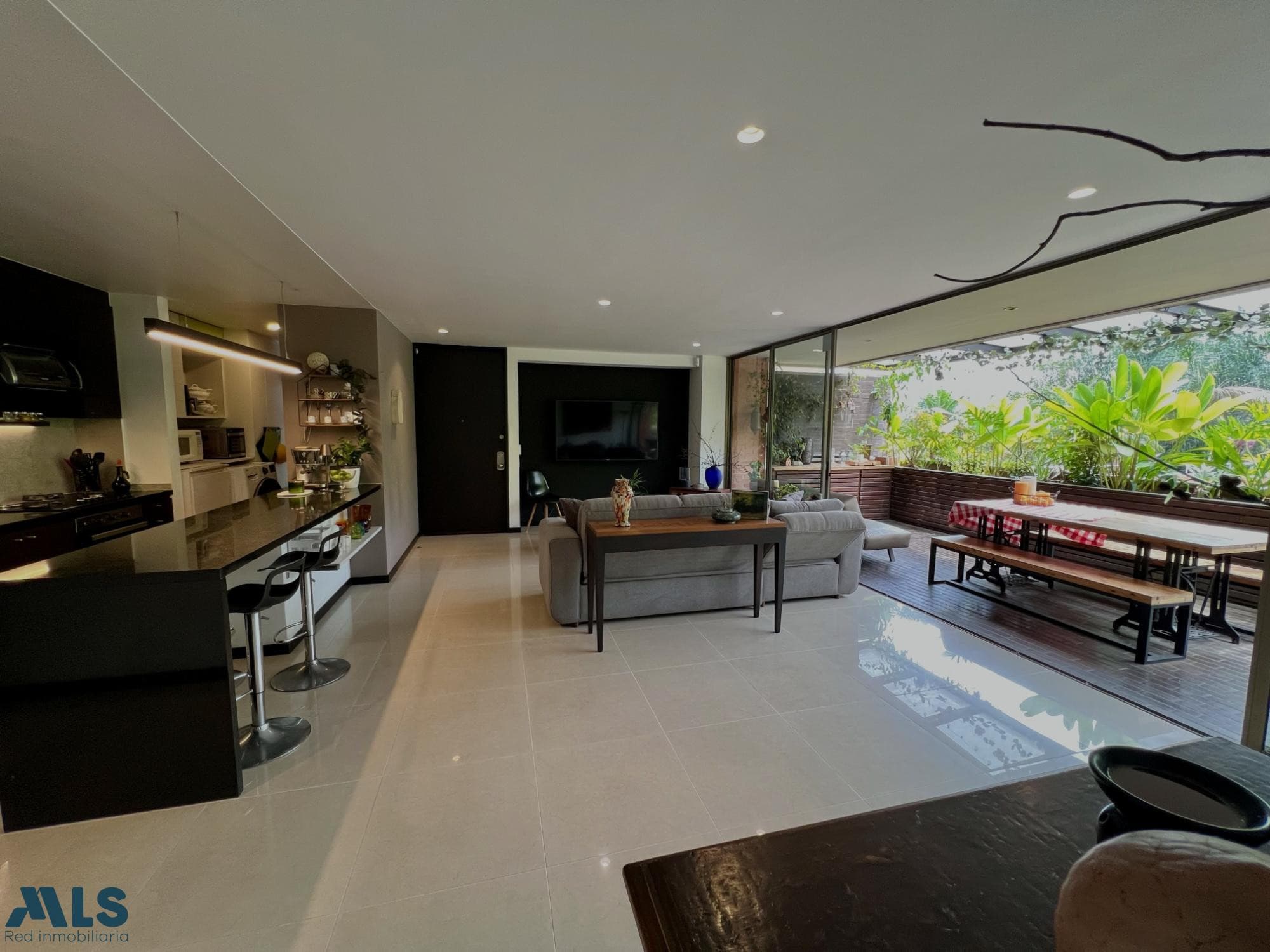 Apartamento en venta en Loma Cola del Zorro, Poblado, Medellín — foto 1 de 33