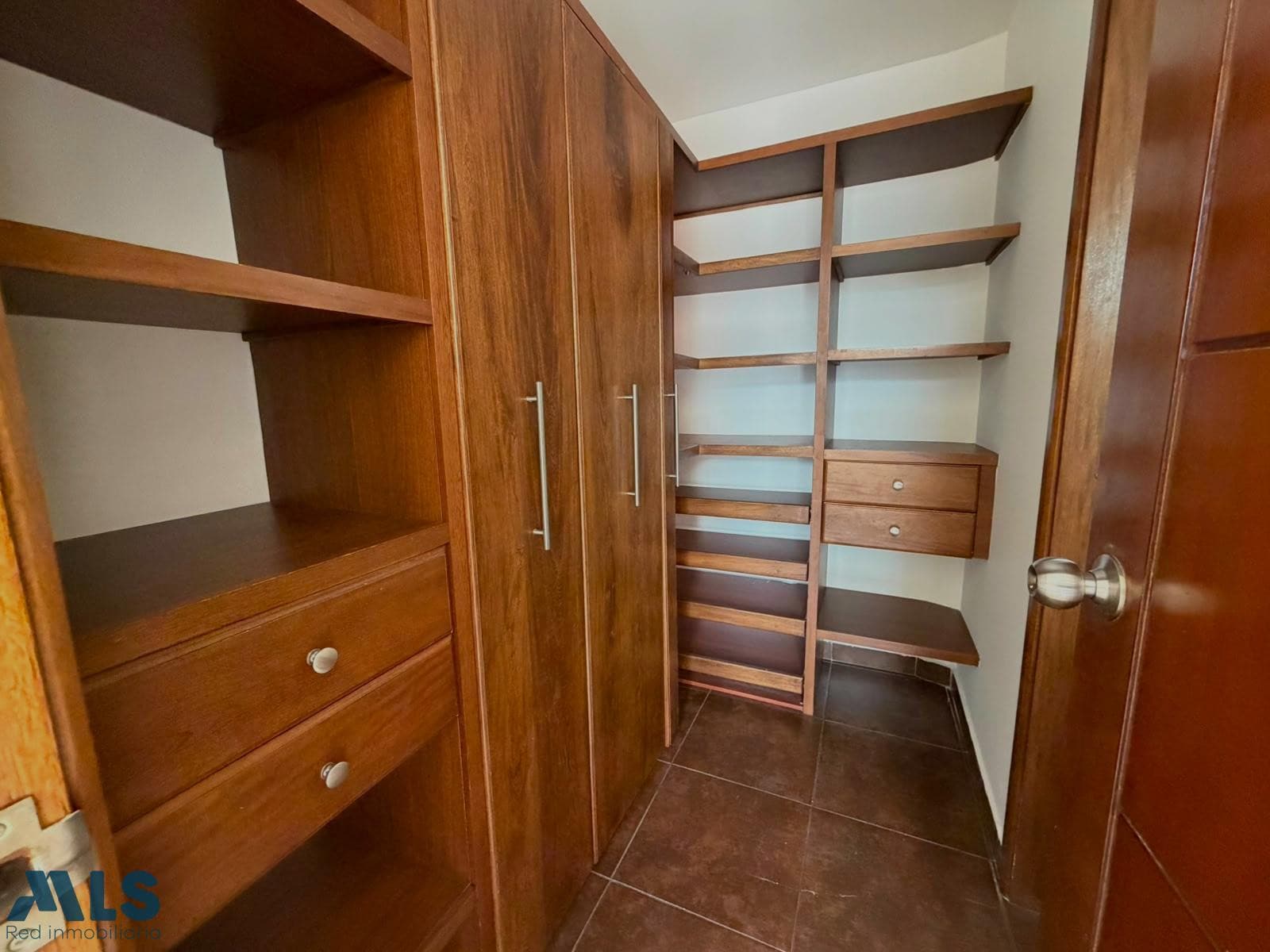 Apartamento en venta en La Castellana, Laureles, Medellín — foto 1 de 18