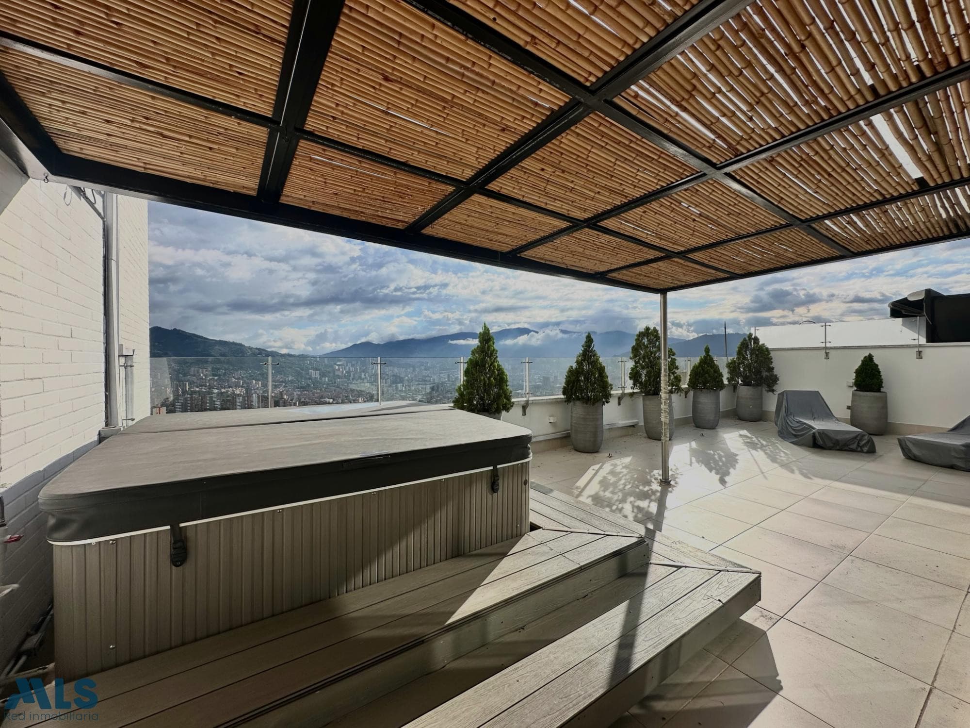 Apartamento en venta en San Lucas, Poblado, Medellín — foto 1 de 19