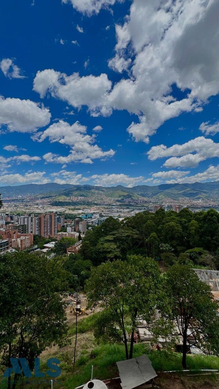 Apartamento en venta en Altos del Poblado, Medellín — foto 1 de 41