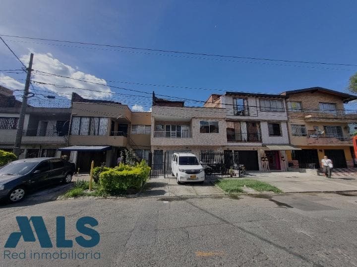 Casa en venta en Cristo Rey, Belén Guayabal, Medellín — foto 1 de 32