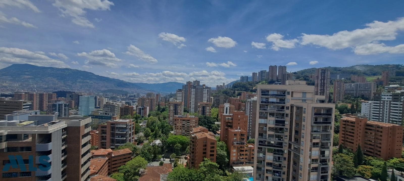 Apartamento en venta en Lalinde, Poblado, Medellín — foto 1 de 14